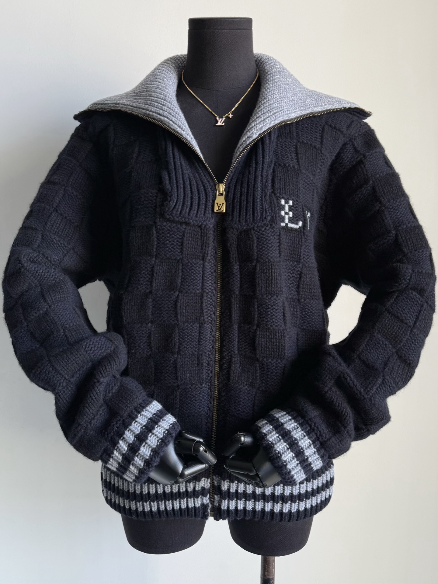 NO:685971,The FW25 limited edition men's sweater jacket was purchased with a large sum of money. Although it is men's clothing, it is more advanced for girls. It is of top quality even if it is shipped overweight!! It is no problem to buy it now for southern customers to spend the winter. The real photos do not reflect its high recommendation. Old customers can't make mistakes blindly. The heavy money is packaged and dyed in a variety of woolen materials. The texture is solid and elastic, and the weaving method is very complex. The 1V1 checkerboard restores the essence and has a clear concave and convex feeling to the touch.  The iconic logo on the chest and genuine leather label on the back, including the heavy hardware zipper pullers, are not comparable to the market version.,,jackets & coats, sweaters,19860909FW25限定款重金购入男装毛衣外套 虽说是男装,但是女生驾驭更高级 一件发货也会超重的顶级品质 !! 当下入手南方顾客过冬也没问题 实拍完全体现不出它的重推荐老顾客们盲收不出错. 重金包缸定染多种羊毛毛料 富有层次感的棋盘格粗针织造 手感扎实有弹性,织法非常复杂 1V1棋盘格还原精髓,触摸明显凹凸感 胸前标志性logo和背后真皮皮标 包括五金拉链头的沉甸甸 都不是市面版本可以相比拟的.,,jackets & coats,sweaters,,Women's clothing