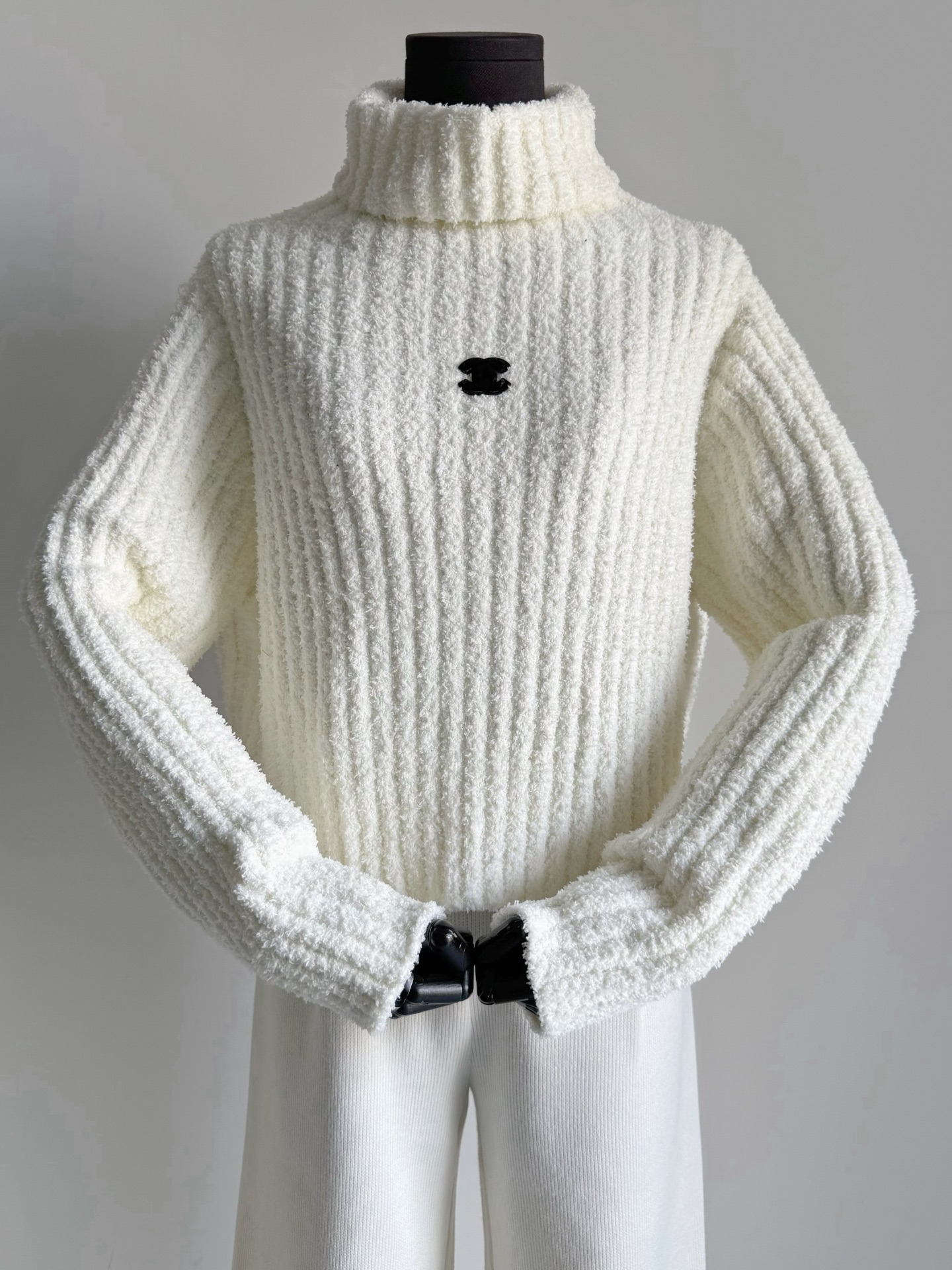 NO:686358,A mid-century fragrance with fluffy breasts. The real thing is simple and high-end. As a loyal fan of Xiaoxiang, it is hard to resist ~~ Custom-woven and dyed cashmere wool. The texture is rich in texture and soft to the touch. What I like the most is the loose turtleneck design. It has a full sense of security and no restraint, which refreshes the understanding of advanced age. Now it can be worn under a down jacket. In spring, it can be worn alone with jeans.,,jeans, down jacket,19860909毛茸茸奶呼呼的一件中古香 实物简约又高级的设计 作为小香忠实粉实在难以抵抗 ~~ 定织定染羊绒羊毛毛料 富有肌理感的织法,手感软糯 最喜欢的还是宽松高领的设计 既有满满的安全感 又毫无束缚,刷新了对高龄的认知 当下可以内搭在羽绒服里 开春直接配牛仔裤单穿即可.,,jeans,down jacket,,Women's clothing