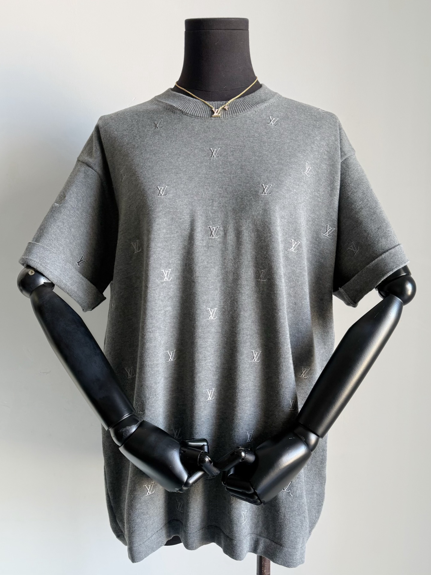 NO:686356,The cabinet VIP limited men's clothing is a small 1w purchase. In fact, it looks better on girls, and it has a high-end fashion sense. The donkeys we produce can be seen with closed eyes because of the details. It truly makes comparison stress-free. Custom-woven and dyed imported Egyptian cotton gray. It is soft and delicate after washing, and is suitable for the body. The whole piece is embroidered with infrared presbyopia logo. Customized matte embroidery thread imported machine embroidery. The smaller the size, the more attention is paid to details and craftsmanship. Details that can be seen with a magnifying glass can be shared by one person and the whole family.  ~~,,louis vuitton,19860909柜子vip限定男装小1w买入 实则女生穿更好看,高级时髦感 我们出品的驴,细节控都可以闭眼入 真正做到对比无压力 定织定染进口埃及棉花灰色 柔软洗水之后亲肤细腻,适合贴身 整件红外线定位刺绣老花logo 定制的哑光绣线进口机器刺绣 越小越讲究细节和工艺 到手可以用放大镜看的细节 一人入手全家共享 ~~,,louis vuitton,,Women's clothing