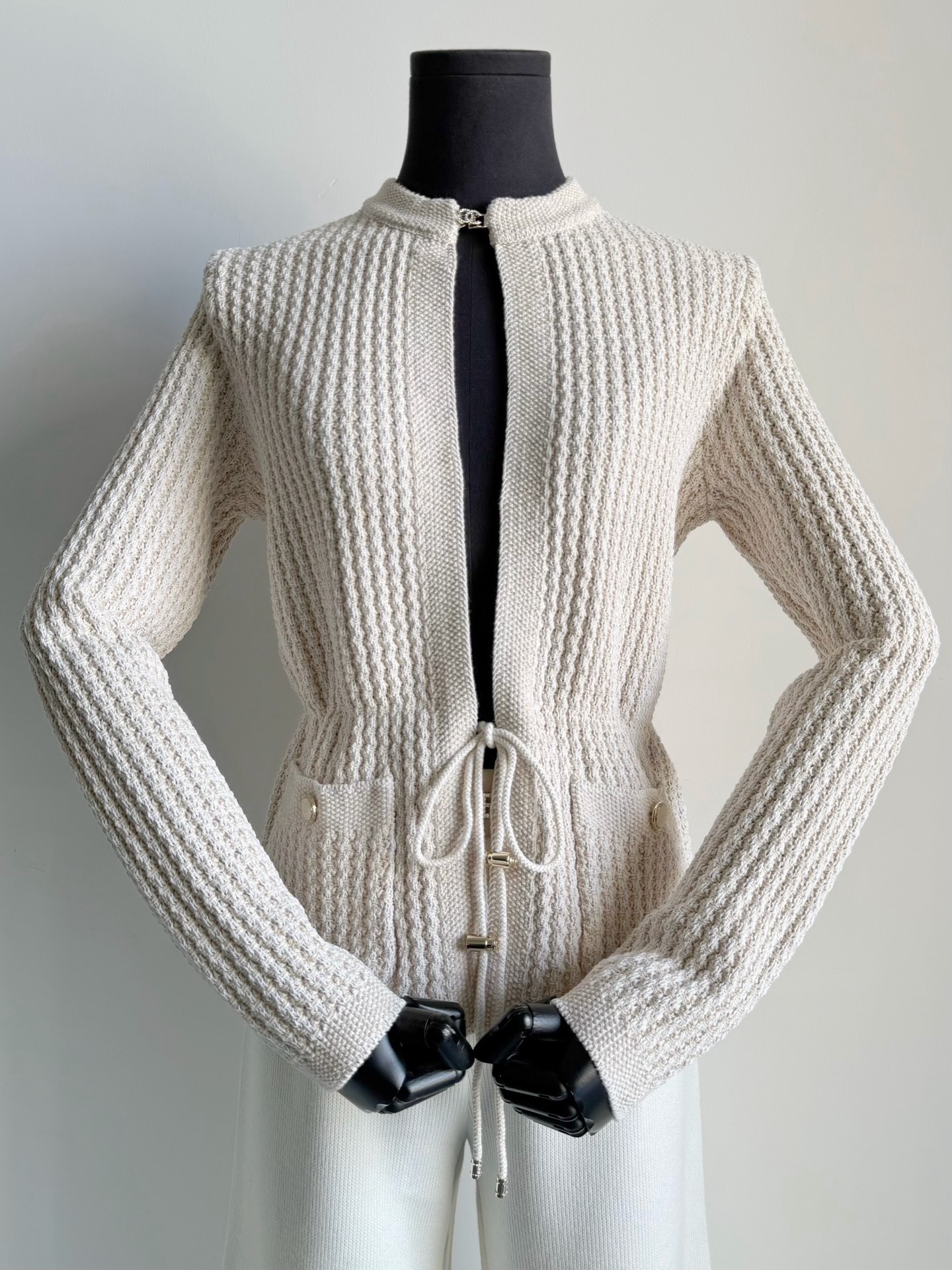 NO:686699,Oatmeal color·Real photos of details. Custom-dyed wool is exactly the same. We produce two colors out of the four colors of the cabinet. They are also the two best-looking colors of the real thing.,,19860909燕麦色·细节实拍图 对版定染毛料1模1样 柜子四个颜色我们出两个颜色 也是实物最好看的两个颜色.,,,Women's clothing