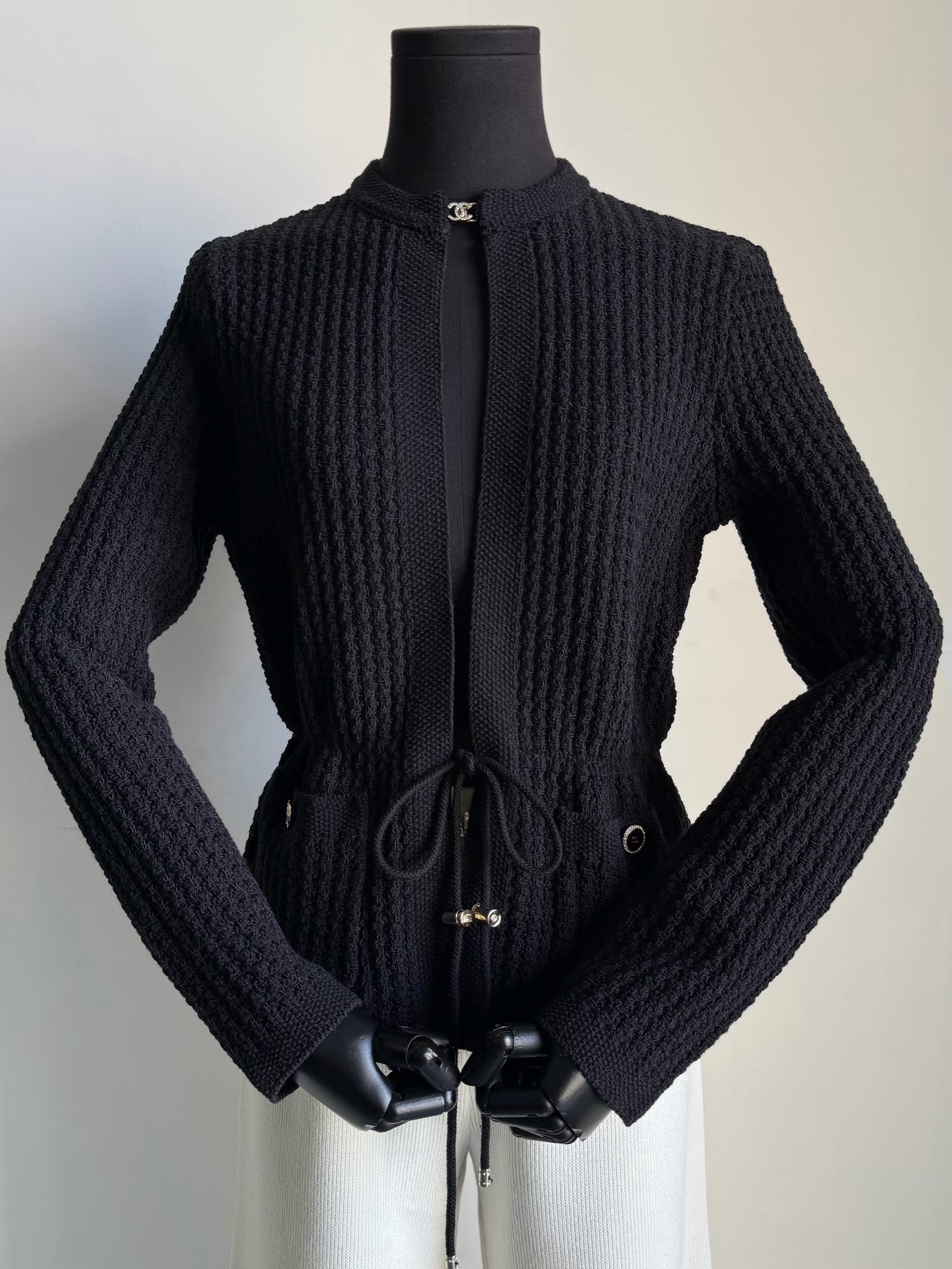 NO:686691,26C has been hiding my favorite cardigan for more than a month. We chose 2 colors from the 4 colors in the cabinet. They are also the most suitable for daily use, high-end and practical. Compared with previous cardigans, this design is great!! Made of custom-woven and dyed wool and imported cotton blend, it feels solid and not cheap at all. Oatmeal + reactive black are two colors that are custom-dyed in a vat. Imported machines weave tight textures that are visible to the naked eye. The neckline has a classic double C button, and the hem draws a rope to tighten the waist.  It satisfies the elegant design and reduces age at the same time. The seemingly simple cardigan can be compared with the whole network.1986090926C暗藏了一个多月的心头爱开衫 柜子4个颜色我们选了2个颜色 也是最适合日常,高级又实穿的 比起以往的开衫,这个款设计很赞 !! 定织定染毛料进口棉混纺 手感扎实一点也不廉价 燕麦色+活性黑两种配色包缸定染 进口机器织造紧密纹路,肉眼可见 领口经典双C扣,下摆抽绳收腰 满足优雅设计的同时更加减龄 看似简约的开衫 我家可接受全网对比,,,Women's clothing