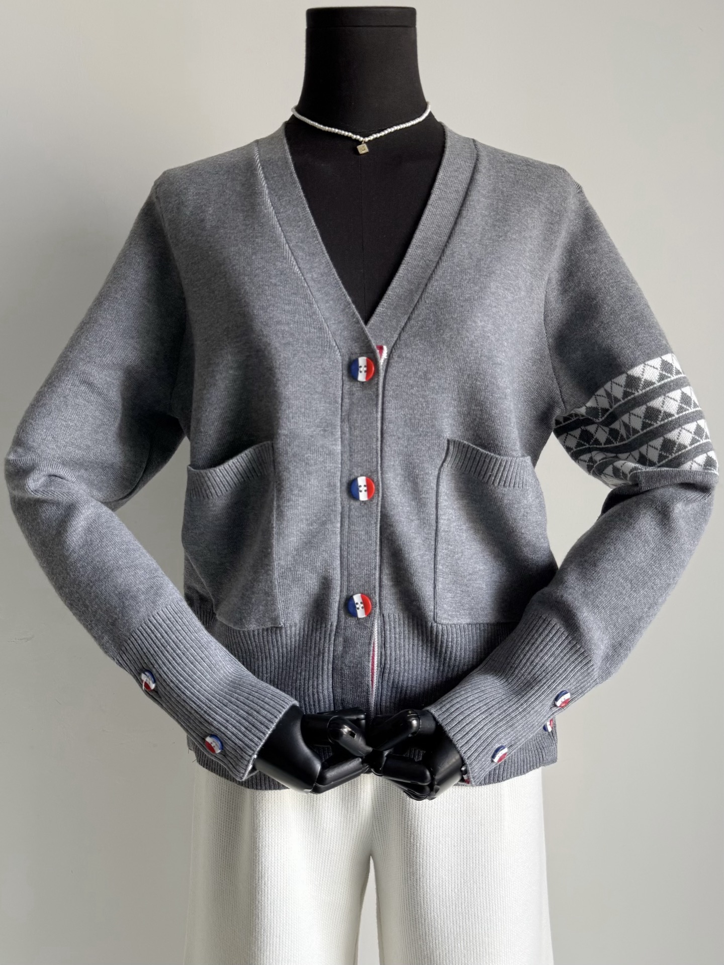 NO:687054,High-grade gray·detailed real-life pictures. The classic model needs no introduction. It can be worn for three to five years and still looks fashionable and charming.19860909高级灰·细节实拍图 经典款自然无需多言 可以穿三五年,依旧时髦迷人,,,Women's clothing