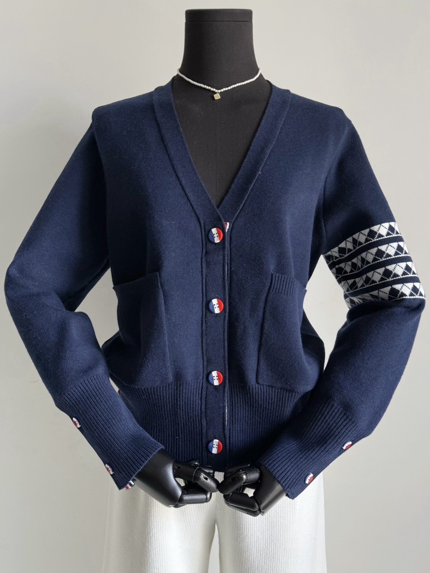 NO:687050,Classic practicality, the 'TB' dachshund series can be worn for three to five years without going out of style ~~ Whether it is daily commuting or traveling, this is the single item that focuses on comfort and fashion. Custom-made Australian imported wool is tightly woven, skin-friendly, delicate and elastic. The entire upper body is very slim, and the V-neck woven jacquard is in place. The classic elements are collected, and you can control them at will. Dark blue + floral gray are included in the warehouse.19860909经典实穿主义,“TB”腊肠狗系列 可以穿三五年也不过时的款 ~~ 不论日常通勤还是旅游外出 注重舒适又有时髦感的单品就它了 定制澳洲进口羊毛紧密织造 亲肤细腻弹力十足 整件版型上身很显瘦 V领织造提花精细到位 经典元素都集齐了,任意驾驭 深藏蓝+花灰色两色齐码入库,,,Women's clothing