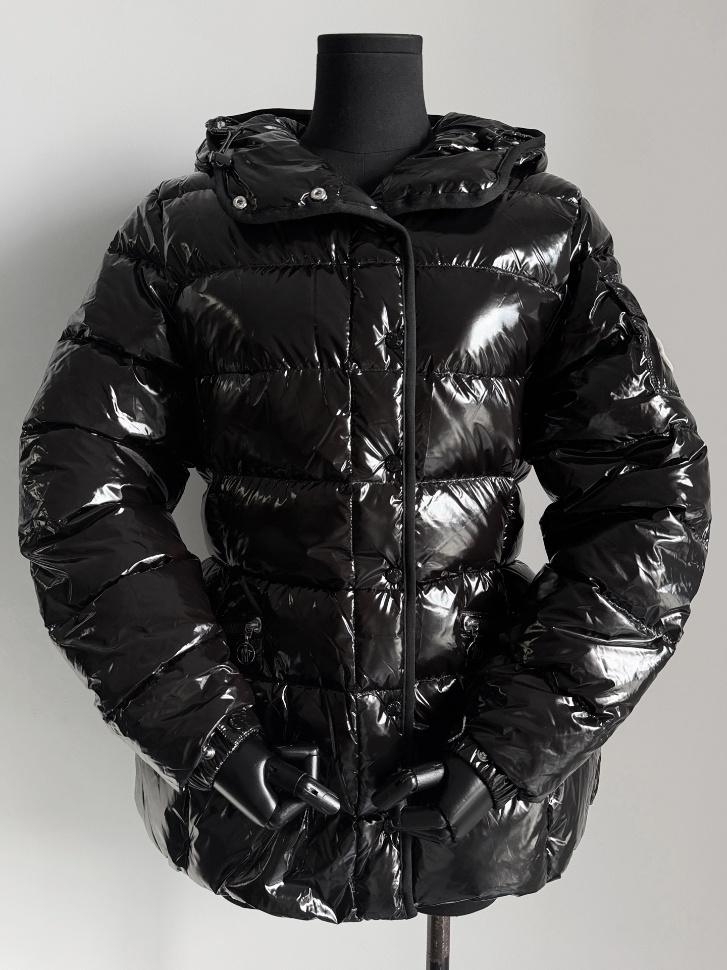 NO:687311,The white goose down jacket with a dust bag is worthy of the name 'small waist'. The purpose of wearing the model is to show you the pattern. Wear a down jacket with a real 'small waist'!! The classic style has always been my family's word-of-mouth model. It is made of anti-fouling and waterproof nylon fabric, durable and stain-resistant. The black color has a special 'oil wax leather' texture. The hardware accessories of the same color are properly handled with small details of waist tightening inside and outside. The whole piece has been upgraded a lot.  It is still filled with white goose down to keep warm and lock in temperature. The hooded design provides a sense of security. Good products that have been replenished for more than 10 times continue to be released,, down jacket, hats,19860909配防尘袋名副其实的“小蛮腰”白鹅绒羽绒服 穿模特的目的就是给你们看版型 穿上真正有“小蛮腰”的羽绒服 !! 经典款也一直是我家口碑款 对版防污防水尼龙面料,耐穿耐脏 黑色有特别的“油蜡皮”质感. 同色系的五金配件 里里外外收腰小细节处理得当 整件档次都被拔高不少 依旧白鹅绒填充保暖锁温 连帽设计更有安全感 累计补单10次以上的好货继续出,,down jacket,hats,,Women's clothing