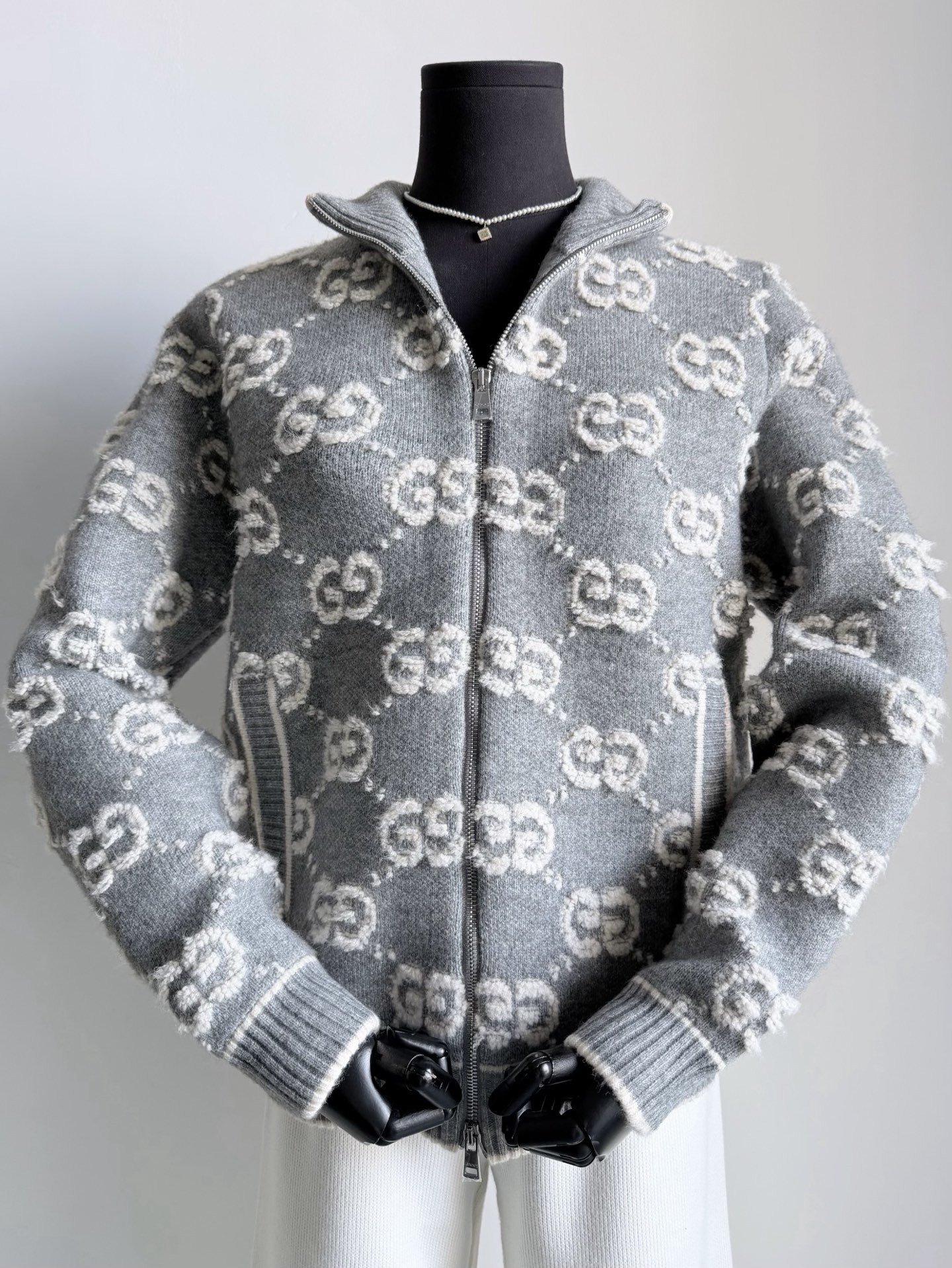 NO:687617,The long-lasting 'GG' jacquard naturally has its reason for existence and fashion. It is a cardigan jacket that should not be underestimated. It is so thick and straight when you get it. It is different from the previous thin cardigans on the market. Custom-woven and dyed thick wool wool is tightly woven. The three-dimensional terry wool jacquard GG letters have a clear concave and convex feel to the touch. It feels great and is not afraid of contrast. The front-shoulder H version is slim and warm. The upper body beautifies the body proportions. Needless to say, jackets &  coats,19860909经久不衰的“GG”提花 自然有它存在的理由和时髦度 不可小觑的一件开衫外套 拿到手才知如此厚实,挺拔 区别市面以往的轻薄开衫. 定织定染厚实羊毛毛料紧密织造 立体毛巾毛料提花GG字母 触摸明显凹凸感 手感绝佳不怕对比 正肩H版型显瘦又保暖 上身美化身材比例无需多言,,jackets & coats,,Women's clothing