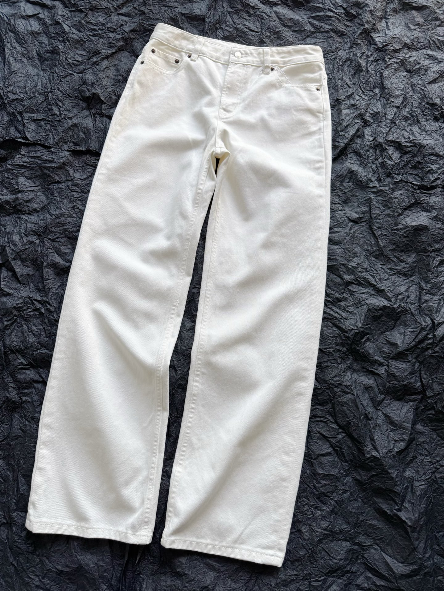 NO:687641,True white, detailed real-life photos, minimalist bottoming and practical wear. This pair of pants can be said to be one of a kind. Needless to say, these are the perfect ce pants. They can be matched with all the tops in the wardrobe.19860909正白色·细节实拍图 极简主义打底的实穿主义 这条裤子可以说是万里挑一 无需多言的ce神裤 衣橱一切上衣都可以用它搭配,,,Women's clothing