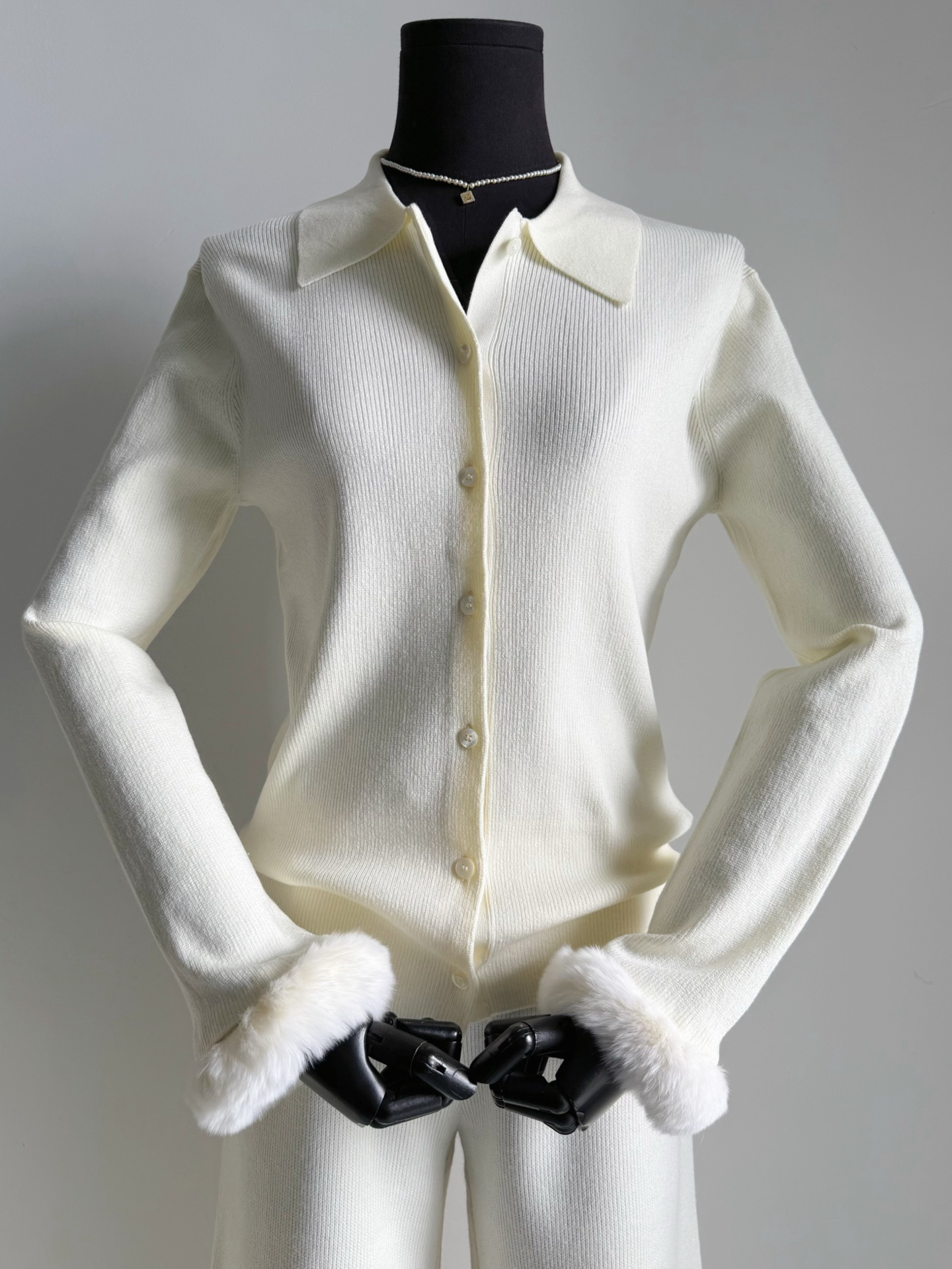 NO:694835,Elegant knitwear Fend, a rare and good product at the end of the year, you can see the exquisite small details through the screen. It seems simple, but in fact it is full of details. 65 wool, 28 mulberry silk blended with 7 spandex. The extremely fine wool has been tightly woven to ensure full elasticity. It is also more skin-friendly, soft and elastic. Customized yb consistent accessories, hand-sewn fur sleeves, whether worn alone or layered, can easily distinguish the woolen items already in the wardrobe.,,fendi,19860909年底稀缺好货优雅针织品Fend 隔着屏幕都看得到精致小细节 看似简约,实则细节满满 65羊毛28桑蚕丝混纺7氨纶 极细毛料经过紧密织造 保证了弹力十足的前提下 还更加亲肤柔软富有弹力. 定制yb一致辅料手工缝制毛毛袖 不论单穿还是叠穿 都轻松区别衣橱已有的毛织单品.,,fendi,,Women's clothing