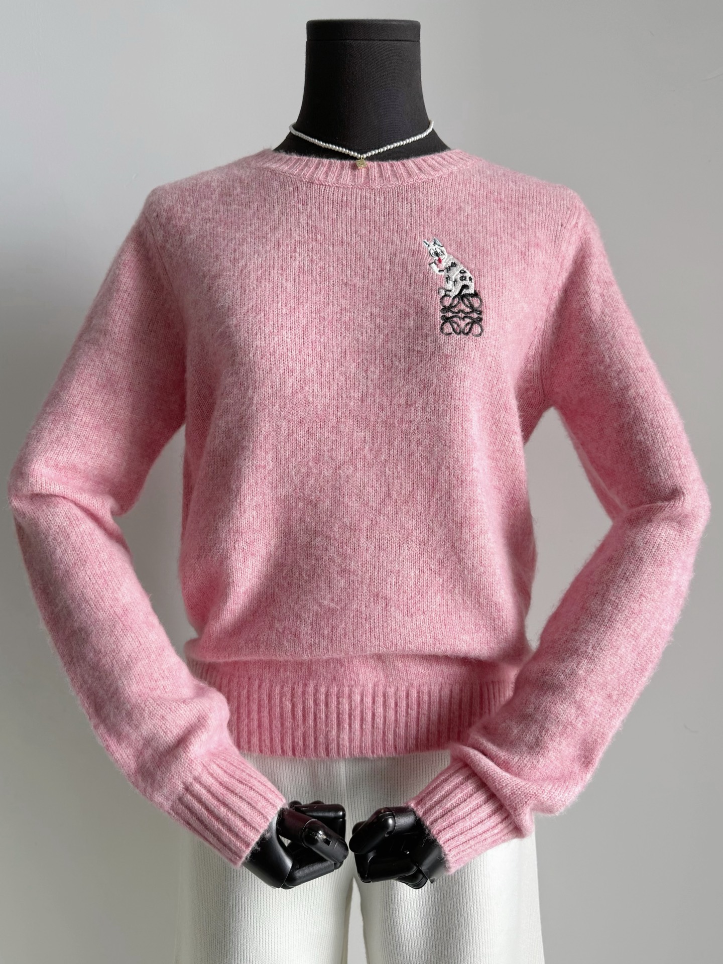 NO:694822,In 2026, continue to follow our pace and buy the best quality items that are luxurious and beautiful. Loew's early spring series are being developed for you one after another. You can stay at home and travel. The design and color are all at the early spring ceiling level. Custom-woven and dyed light pink wool. The classic round neck H-shaped has no restrictions on the body shape. There are many small details this year. If you don't buy yb, you will really ignore many places. Soft and delicate shirts can be worn close to the body and can be layered. The first batch of good products has been put into storage before the temperature heats up, loewe, shirts,198609092026继续紧跟我们步伐 买到奢美极好的最佳品质单品. loew早春系列陆续为你们开发 可宅家,可出行 设计和色调都是早春天花板级别 定织定染淡粉色羊毛毛料 经典圆领H型对身材不设限. 今年的小细节很多 不买yb真的会忽视很多地方 柔软细腻可贴身也可以叠穿衬衫 等不到升温了首批好货已入库,,loewe,shirts,,Women's clothing