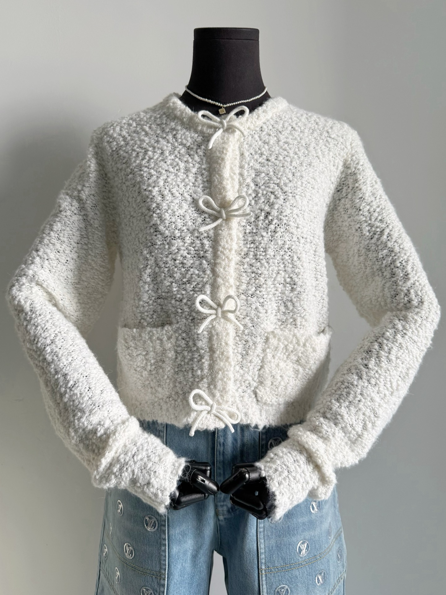 NO:696006,It’s so rare to encounter such a girly acn!! I really bought a treasure. The colorful bow cardigan with full texture can be said to be hard to find online. There are many places that need this kind of atmospheric item at the end of the year. The custom-woven and dyed grainy wool has a great feel and is not tied at all. The bow buckle is hand-sewn. The small details are in place, so you can compare them at will. Now wear it under a down jacket. In the spring, wear it alone with jeans, jeans, down jacket,19860909好少遇到如此有少女心的acn !! 我可算是买到宝了 肌理感十足色蝴蝶结开衫 在线下可以说是一码难求 年底需要这种氛围感单品的地方很多. 定织定染颗粒感羊毛毛料 手感极佳,一点也不扎 蝴蝶结扣纯手工缝制 小细节拿捏到位,随意对比 当下内搭在羽绒服里 开春直接单穿配牛仔裤,,jeans,down jacket,,Women's clothing