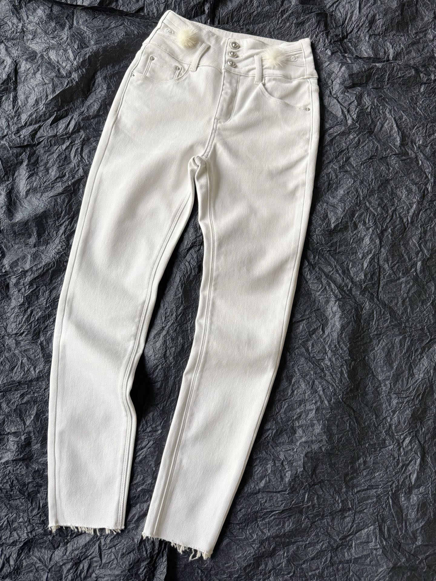 NO:695984,High-quality and rare fleece pants. You can see them through the screen. They are practical and exquisite. We worked overtime at the end of the year to get them out. This is the only batch. No replacement when sold out. Look for the version to collect~~ Customized high-weight denim with elasticity. The fleece bottom is skin-friendly and delicate, and has excellent warmth. It is slimmer than everyday fleece pants. I like the details of the small fur ball on the waist. The contrasting leather label on the back adds a lot of sophistication. It is not like the cheap pants on the market at all.19860909高颜值稀缺加绒小脚裤 隔着屏幕也看得到实穿又精致 年底加班加点赶出来,仅此一批 售完不补认准版本来收 ~~ 定制高克重牛仔棉带有弹力 底抓绒亲肤细腻,保暖度极佳 又比日常的加绒裤更加显瘦 喜欢腰部小毛球的细节,后副撞色皮标 增加了不少的精致感 一点都不像市面廉价的裤子,,,Women's clothing