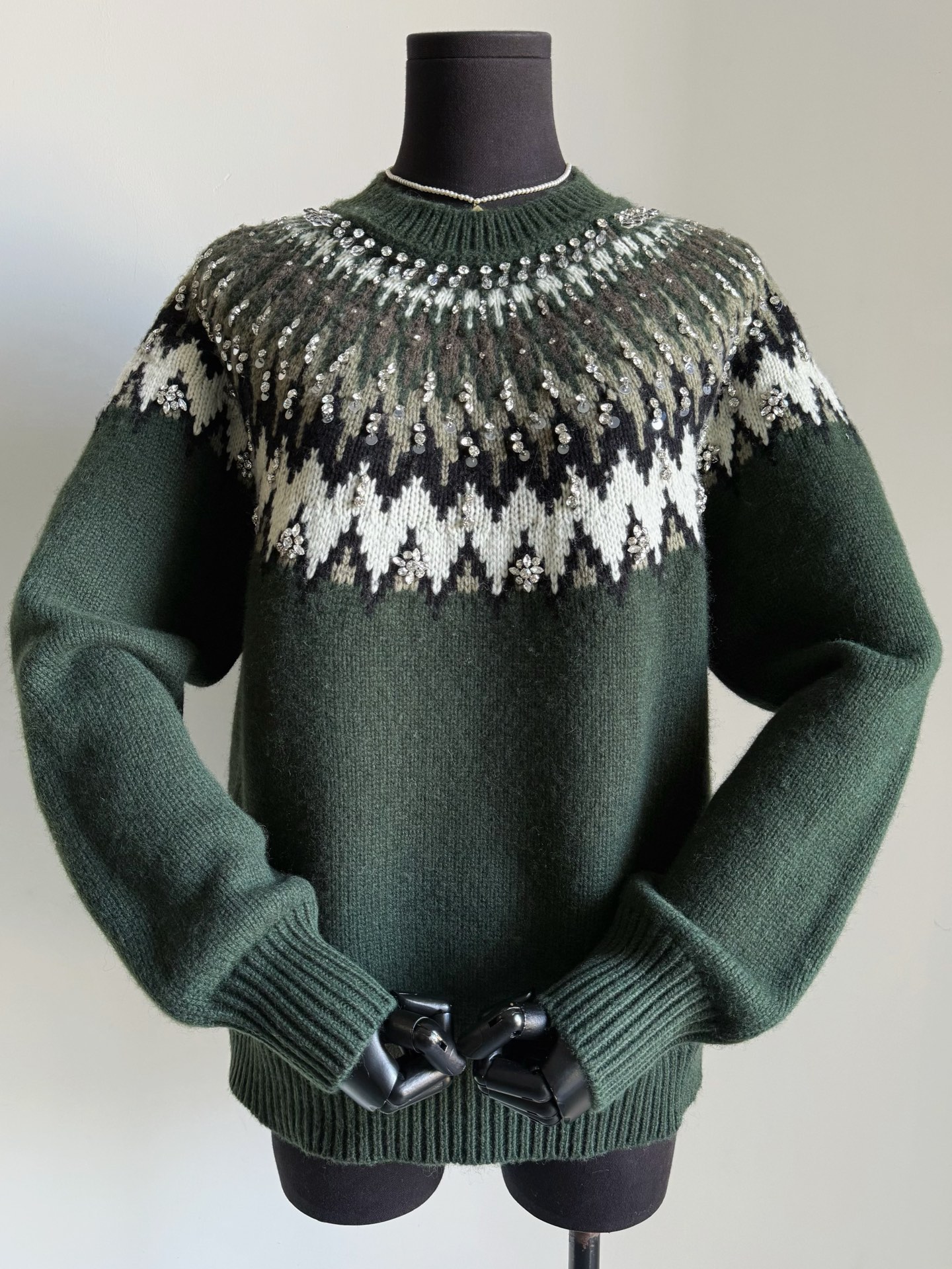 NO:696988,I have scooped up a very small number of high-quality GGs. Please follow our aesthetic and get the most beautiful and tasteful baby at the end of the year!! The actual thick and warm sweater can only be felt when you buy it. It can be used for annual skiing/partying to adapt to various scenes. The custom-woven and dyed wool has no color difference. The computerized flat knitting machine accurately depicts the Fair Isle pattern. The imported Australian diamonds are hand-sewn. High-end details that can be seen with a magnifying glass. It is thick and feels, easily compared to the market version.  Check out my real shot and easily save 1.8w,,sweaters,19860909极少数高颜值精品GG都被我挖到 各位跟着我们审美入手 年底最最靓最有品味的崽 !! 实物非常厚实保暖毛衣 入手才能感受贵在品质和做年度滑雪/聚会适应各种场景. 定织定染羊毛毛料无色差 电脑横机精确刻画费尔岛图案 再纯手工缝制进口澳钻 可以用放大镜看的高端细节 厚实有手感,轻松吊打市面版本 认准我实拍,轻松省下1.8w,,sweaters,,Women's clothing