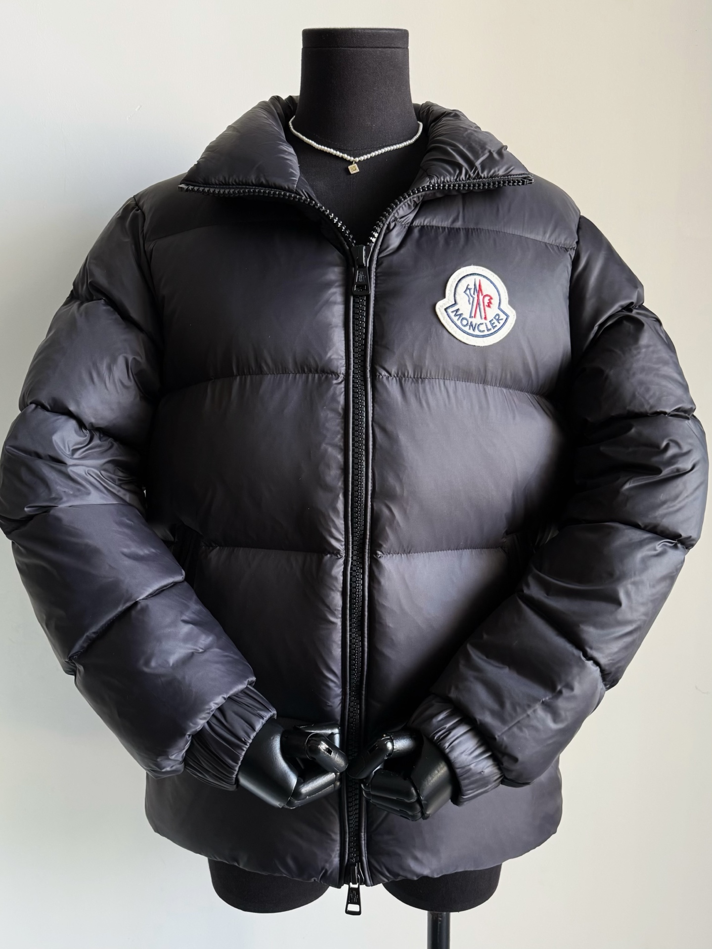 NO:708206,Moncle·Bosona black with dust bag has also been shipped. You can buy it for your family members and boyfriends!! Matte low-key black and white goose down down jacket. People who got the actual product are full of praise. Minimalist stand-up collar design bread jacket. It is soft and fluffy in hand. I just wore a skin-friendly base layer and the warmth is full~~ The iconic logo label on the chest is finely embroidered, and all the accessories and hardware details are complete.  I bought it by chance, but I was impressed by the quality. The first batch of good products are shipped every day,, down jacket,19860909配防尘袋Moncle·Bosona黑色也出货啦 可以给家属男朋友们买起来了 !! 哑光低调黑·白鹅绒羽绒服 拿到实物的人都是赞不绝口 极简立领设计面包服 到手又软又蓬松,直接沦陷 只穿了一件亲肤的打底衫 保暖度就直接拉满啦~~ 胸前标志性logo标签精细刺绣 还有的辅料五金细节都配齐 凭眼缘入手,却被质感折服 首批好货入库每天发,,down jacket,,Women's clothing