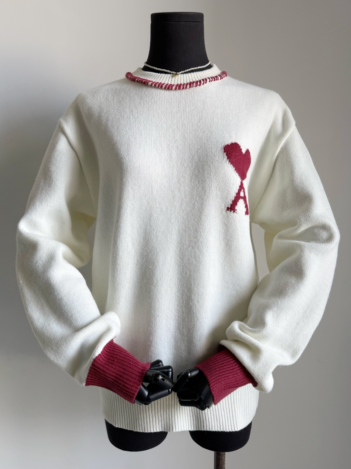 NO:708199,The atmosphere of the end of the year is strong. The design and comfort of ami's new sweater this year have won my heart!! I really like this simple and practical style. A little red is not exaggerated at all and can be worn alone every day. Custom-woven and dyed soft and delicate sheep wool. The fine weaving restores the feel. The iconic love jacquard and contrasting hand-drawn strokes on the hem are more eye-catching than previous designs ~ The round neck rib cuff is durable and wearable.  It’s just the right time to buy now, you can wear it alone in spring,,sweaters,19860909年底氛围浓厚 ami今年的新款毛衣 设计和舒适度都深得我心 !! 好爱这种简约又实穿的风格 带一点红色完全不会夸张 日常也能单独穿到的那种. 定织定染柔软细腻绵羊毛毛料 经过精细的织造还原手感 标志性爱心提花加下摆撞色的手工描边 比以往的设计更让人眼前一亮 ~ 圆领罗纹收口经久耐穿 当下入手刚刚好,开春又能单穿,,sweaters,,Women's clothing