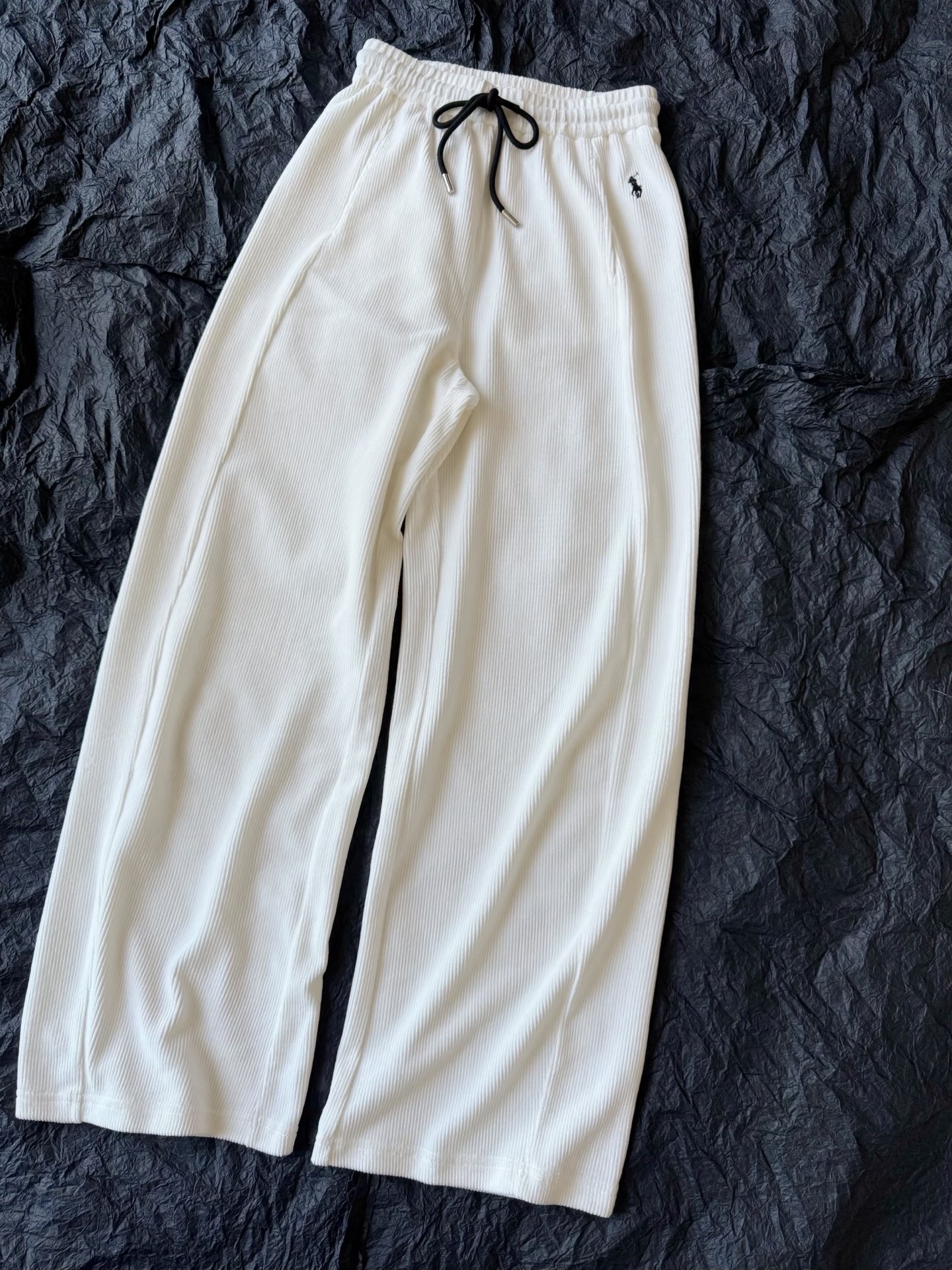 NO:708195,Continue to release our own good aesthetic casual pants. Produced by Raff, we must be the first to start. A pair of pants that are frequently worn every day. Made of custom-made high-quality corduroy fabric. It has a rich hand feel and is warm but not heavy. It is the kind of thickness that can be worn all year round. The stretch elastic mid-high waist wide-leg pants type has a small embroidered logo and a drawstring to match. The design is not too much and not too little, simple and fashionable. I recommend each of my regular customers to get a pair.19860909继续发布自留的好审美休闲裤 拉夫出品,必定先下手为强 日常穿着频率极高的一条裤子 定制高品质灯芯绒面料 富有手感,保暖却不厚重 是一年四季都能穿到的那种厚度. 弹力松紧中高腰偏阔腿裤型 小刺绣logo和抽绳相呼应 不多不少的设计,简约又时髦 推荐我家老顾客人手一条,,,Women's clothing