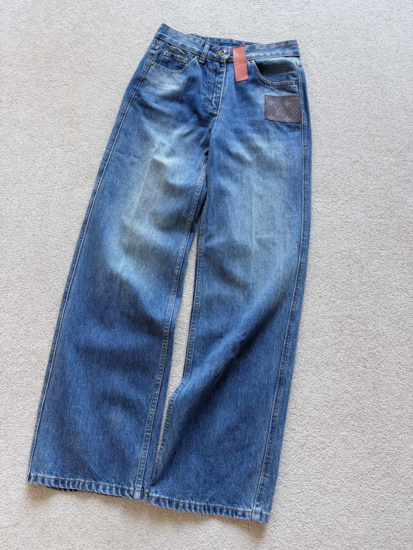 NO:798506,Cumulative sales volume exceeds 1500+. Good products need no introduction. Word-of-mouth models are just like this. 1v versatile high-end pants that are a must-have in the wardrobe. The cabinet is also in the window C this year!! Even if you have already purchased one pair, it is worth buying another pair. Our quality is customized with high weight denim and washed. It is durable and does not deform or lose shape. The color and texture are consistent. The details of the stitching and embroidered genuine leather labels are in place. Needless to say, the shape of the pants and the effect of the upper body~~,,19860909累计销量超过1500+ 好货无需多介绍,口碑款就是如此 衣橱必囤的1v百搭高级神裤 柜子今年也在橱窗C位喔 !! 即使你已经入了一条 也值得再收一条我们的品质 定制高克重牛仔棉,对版洗水 经久耐穿不变形不走样 颜色和纹理都一致 拼接刺绣真皮皮标细节到位 裤型和上身效果自然不用多说啦~~,,,Women's clothing