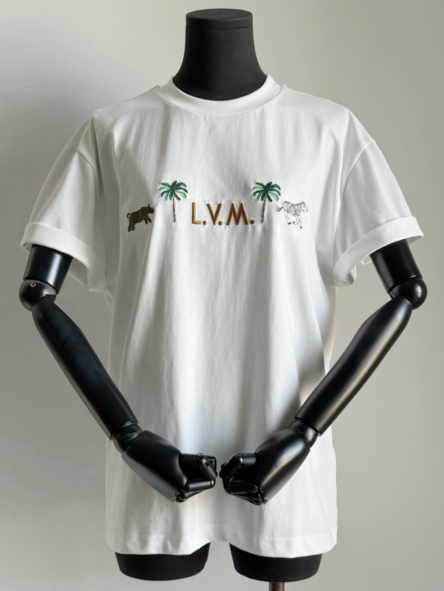 NO:708546,There is no need to wait for spring to update. Good-looking short sleeves are available all year round. 1V·VIP limited edition holiday tee. The simpler the embroidery, the more advanced and durable it is. High-weight pure cotton plain fabric is easy to take care of daily and is not easy to deform. The embroidery on the chest looks very simple. The matte embroidery thread needs to be customized, including the leather logo label on the back. The requirements for the machine are also very high. It is a tee, T-shirt that can be shared with family members.19860909无需等待开春再更新 好看的短袖一年四季都要入. 1V·vip限定款度假tee 刺绣越简约越高级耐穿 高克重纯棉质平纹面料 日常好打理,也不易变形走样 胸前刺绣别看很简约 哑光绣线都需要定制 包括后背真皮logo皮标 对机器的要求也很高 可以和家属共享的一件tee,,T-shirt,,Women's clothing