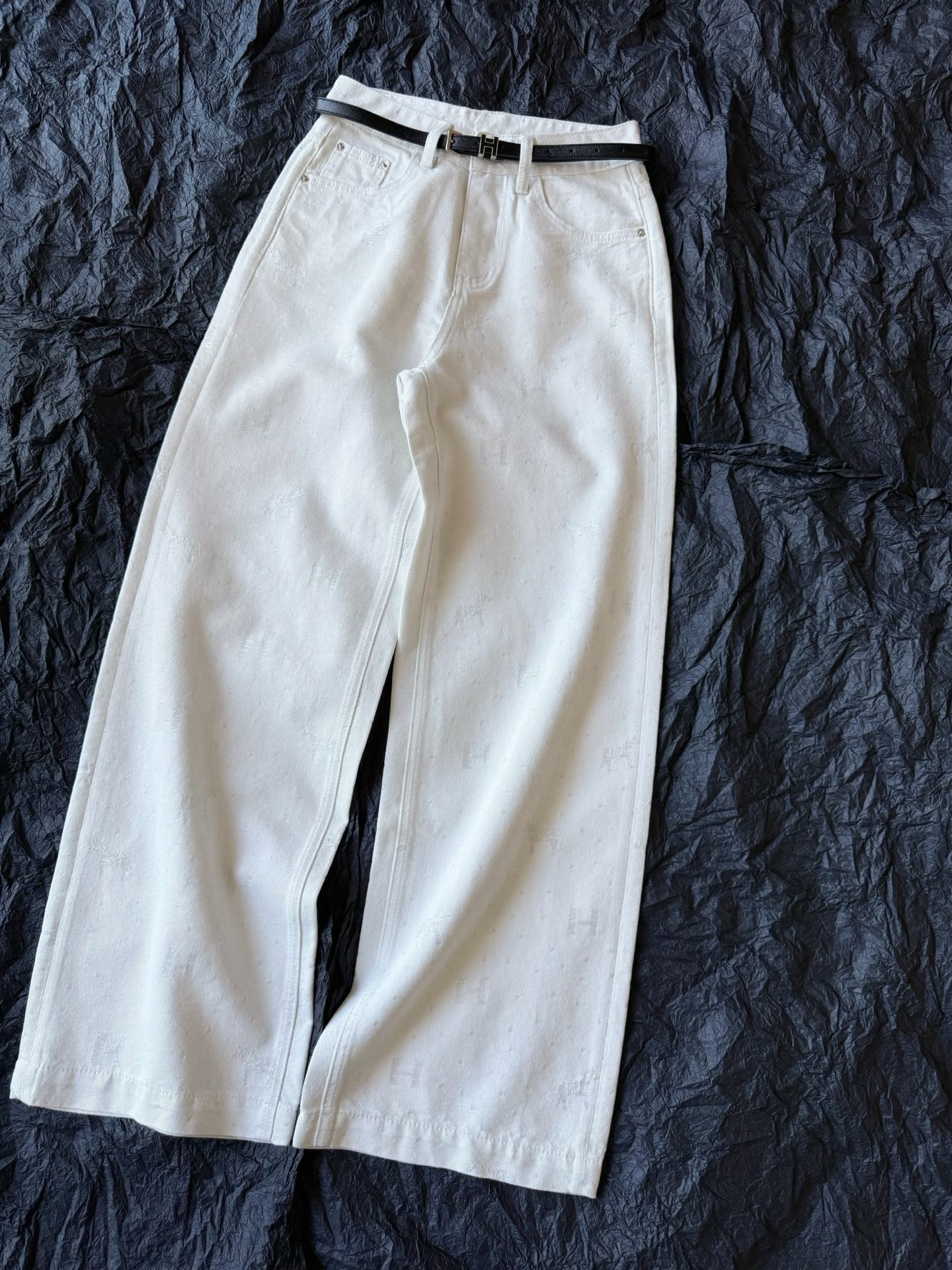 NO:708540,The magic trousers continue to arrive at the end of the year, and the speed is reserved. The fabrics have been customized for nearly a month. The painstaking efforts have indeed lived up to expectations. Customized high-weight, exquisite jacquard denim fabrics. The cost is much higher than the previous jeans. Moderate thickness for all seasons. Medium and high-waisted straight pants that do not pick up the leg shape. Delivered with high-quality leather belt to control at will. What you see is what you get, reject the feeling of cheapness. Needless to say, good trousers, come here when they are in stock,,jeans,19860909年底神裤继续来袭,速度自留 定制了接近一个月的面料 煞费苦心果然是不负众望 定制高克重,精美提花牛仔面料 比起以往的牛仔裤成本都高了不少. 厚度适中的四季款 中高腰直筒裤型不挑腿型 配送高品质皮质腰带随意驾驭 所见即所得,拒绝廉价感 好裤子无需多言,趁现货来,,jeans,,Women's clothing