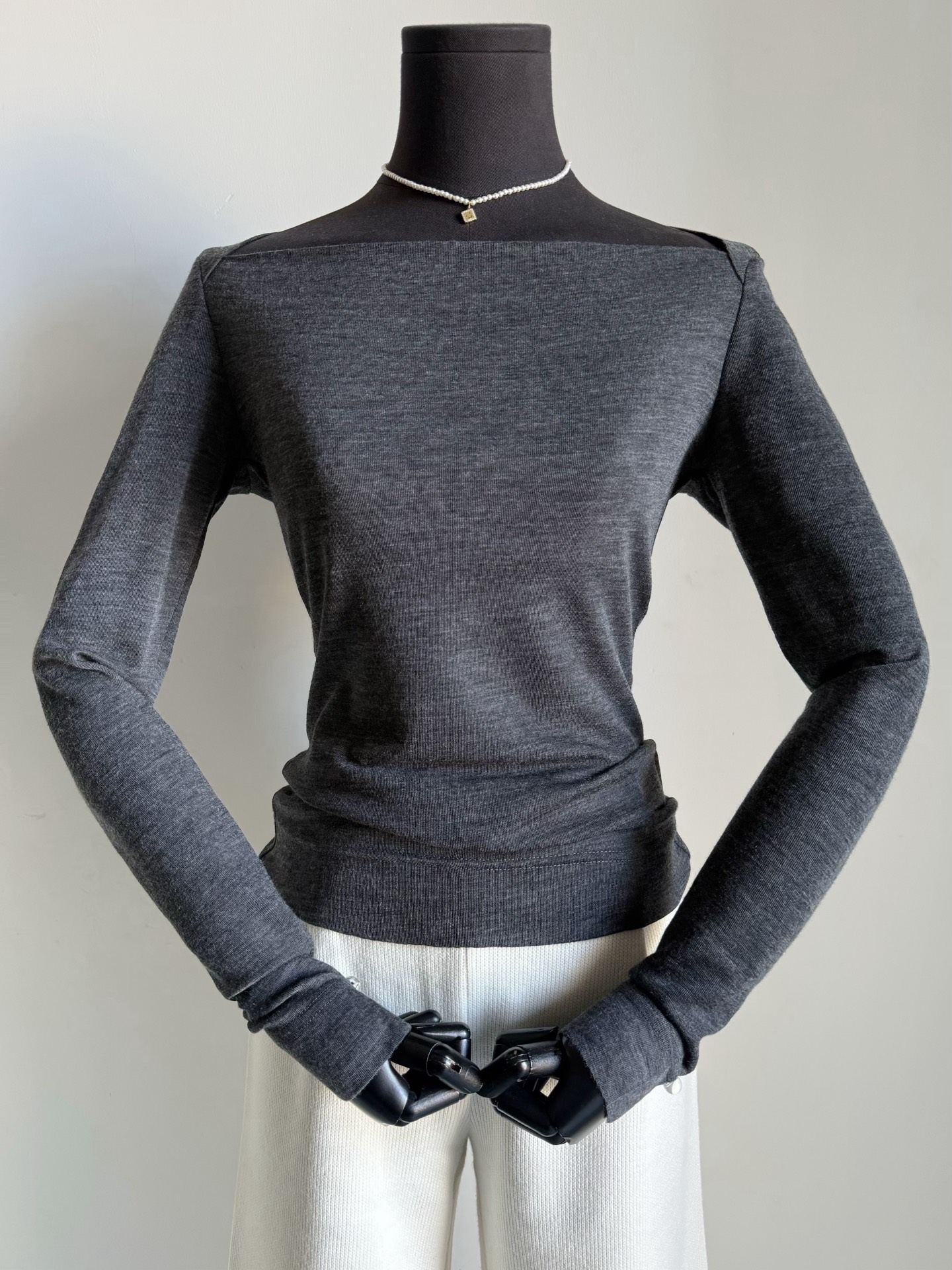 NO:709207,Actual photos of the details of the gray feather color. The beautiful design is unforgettable. It is elastic and has no restrictions on your body shape.19860909灰羽色细节实拍图 绝美设计过目不忘 富有弹力,对身材不设限,,,Women's clothing