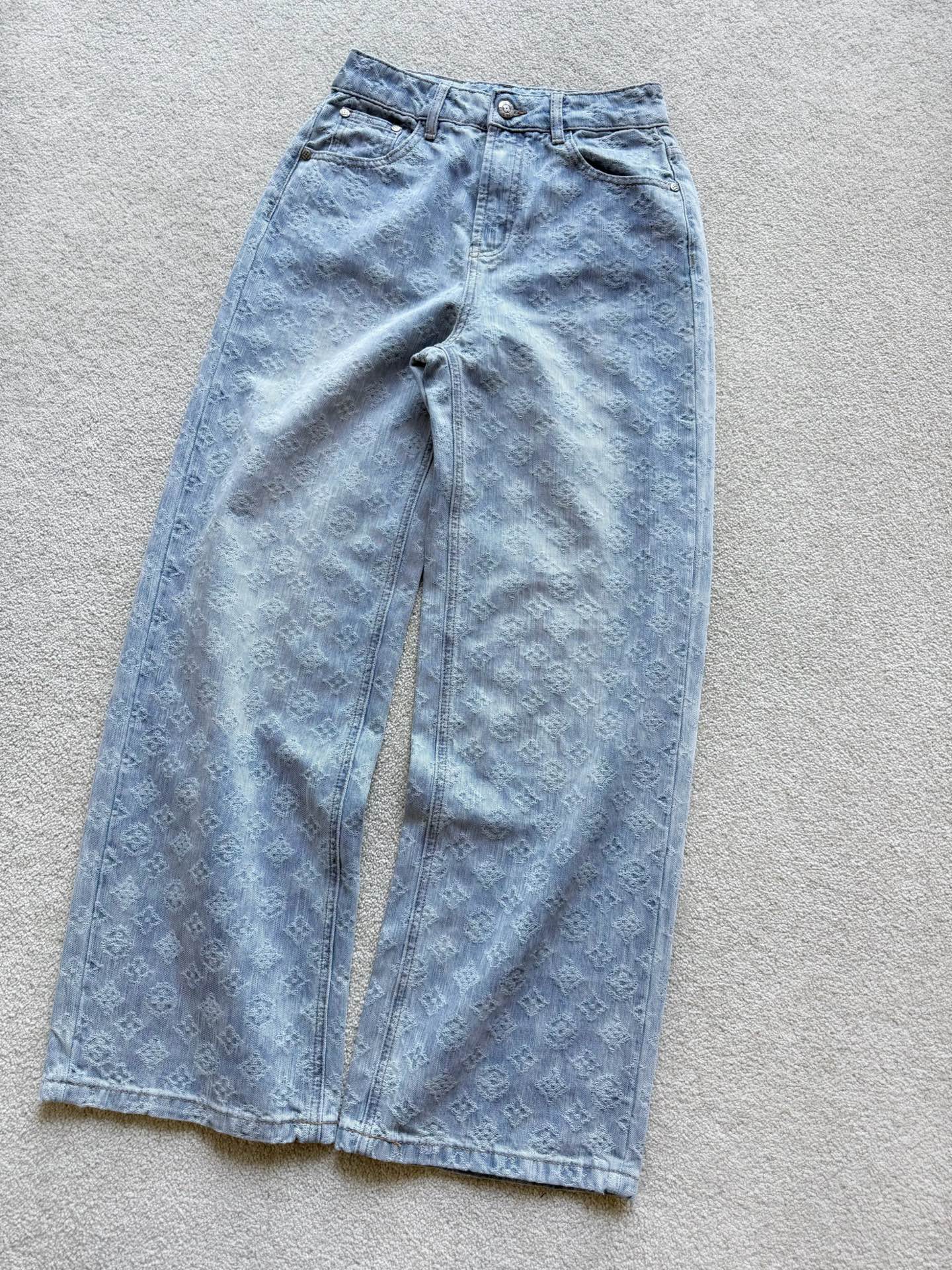 NO:709968,Continue to update word-of-mouth jeans with good looks. My pants have their own reputation. The sales volume has already said it all. I am waiting for the order. Customized jacquard logo denim fabric. It has a rich feel but is soft and drape. The distressed wash that is not easy to deform. Including the three-dimensional effect of the jacquard and the gradient distress, it is all done vividly. This kind of straight jeans is needed all year round. The mid-high waist does not pick up the leg shape, so you can control it at will.,jeans,19860909继续更新口碑款颜值牛仔裤 我家的裤子自带口碑 销量已经说明一切,手慢等补单 定制提花logo牛仔面料 富有手感却也足够柔软垂坠 不易变形的做旧洗水 包括提花的立体感和渐变做旧 都做到了淋漓尽致 一年四季都需要这种直筒牛仔裤 中高腰不挑腿型,随意驾驭,,jeans,,Women's clothing