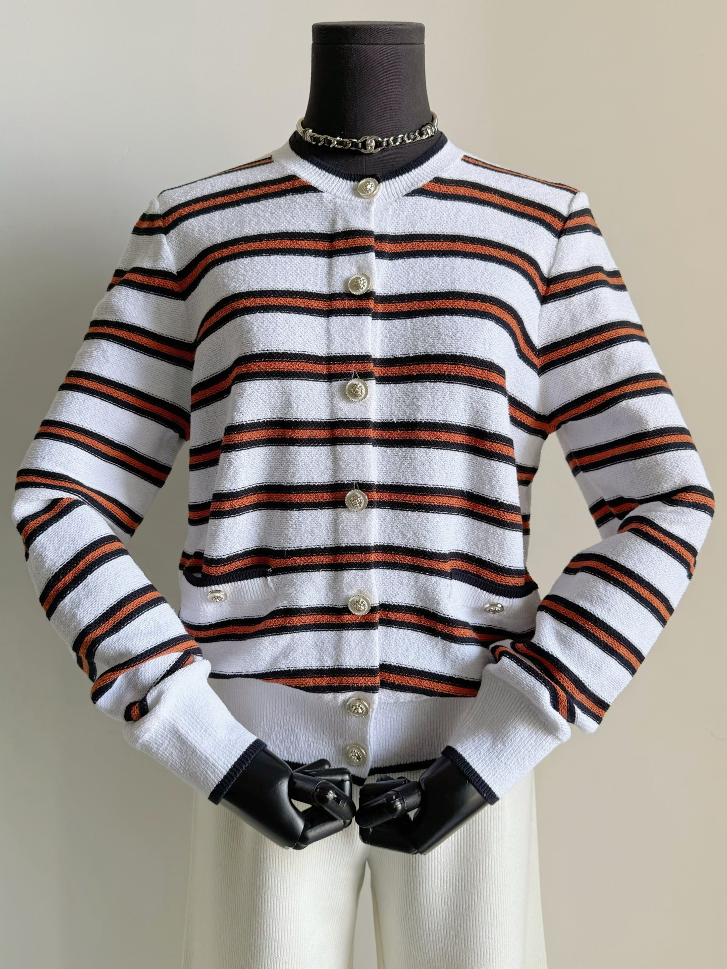 NO:709964,Continue to release the beautiful 26C holiday series. The textured striped holiday cardigan blends into the daily old-money style and has a relaxed holiday feel ~~ Custom-woven and dyed towel-like wool is soft and comfortable, suitable for close-fitting wear and has excellent comfort. The entire stripe is accurately aligned with infrared. It has been adjusted multiple times to restore the dropped shoulder pattern. It includes a unique mold-opening hardware buckle process. What you see is what you get, a cost-effective cardigan worth wearing repeatedly and savoring.,,19860909继续发布绝美26C度假系列 肌理感条纹式度假开衫 融入日常老钱风兼顾松弛度假感 ~~ 定织定染毛巾质感毛料 柔软舒适,适合贴身穿舒适度极佳 整件条纹红外线精准对位 多次调整前后落肩版型还原 包括独有的开模五金扣工艺 所见即所得的一件性价比开衫 值得反复穿搭细细品味.,,,Women's clothing