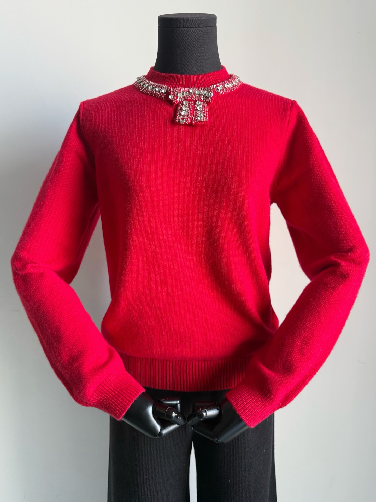 NO:709958,Why don’t you get Chinese New Year red at the end of the year? You can attend parties during the New Year or give it to friends. It’s so nice ~~ The super authentic Chinese red makes the white upper body look so elegant. It takes 3-5 hours to sew each piece of this year’s handmade custom-made heavy rhinestone bow. Although it is red, it can be worn daily. It is relaxed, elegant and relaxed. It has a high-end feel that can be effortlessly raised when raising hands and feet. The custom-woven wool material is soft and delicate, and it is skin-friendly and can be worn next to the body. The appearance is comfortable and it also improves the look.19860909年底怎么少得了过年红 过年可参加聚会/送朋友都倍儿有面 ~~ 超正的中国红 上身显白太气质不在话下 今年纯手工定制重工水钻蝴蝶结 每缝制一件需要3-5小时. 虽然是红色但是日常也能穿 轻松自在优雅松弛 是那种举手抬足都有不费力的高级感 定织羊毛毛料柔软处理 细腻亲肤可贴身穿 颜值有了舒适度也拉满.,,,Women's clothing