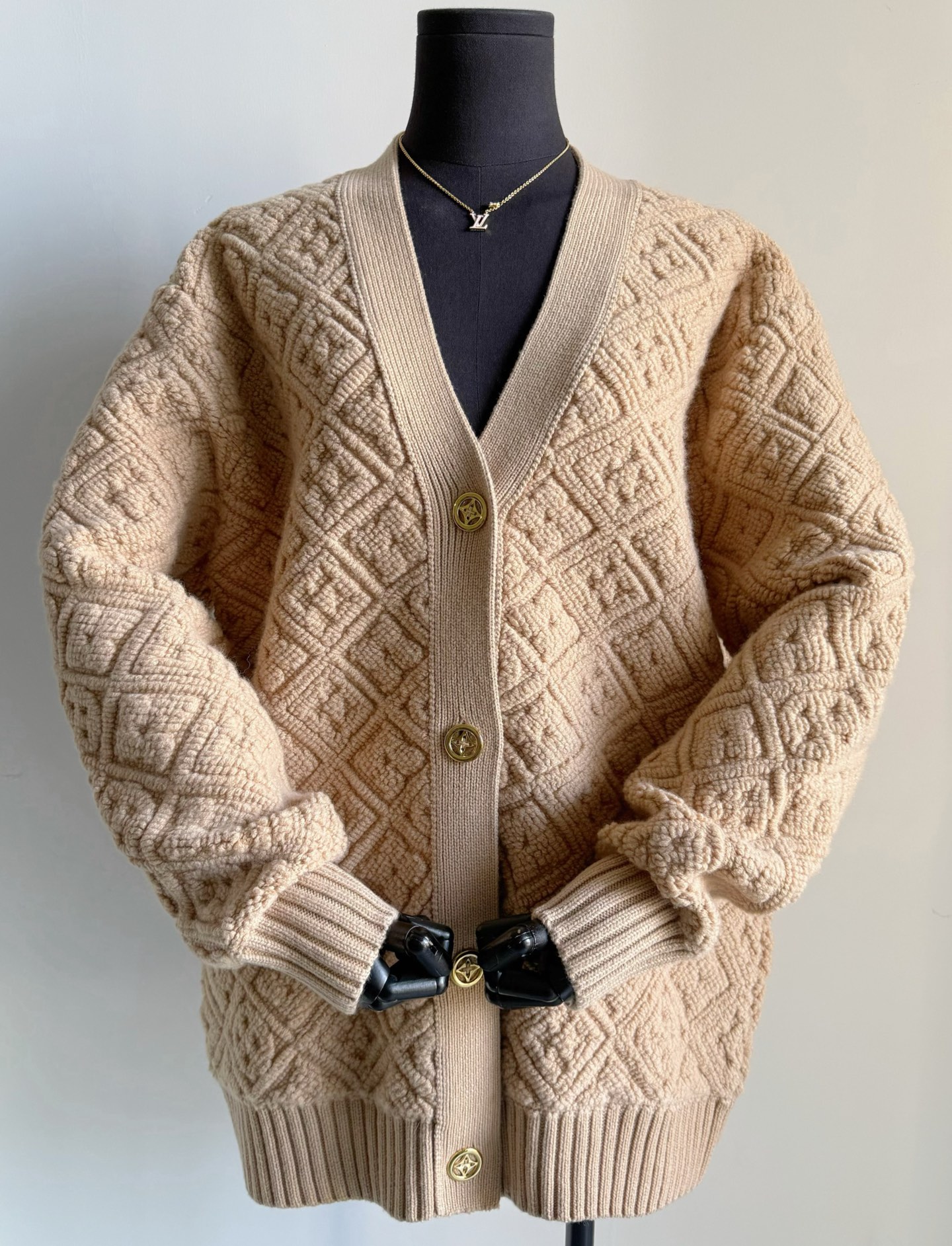 NO:709951,Cherish the new knitted products produced by Lujia at the end of the year. We all give red envelopes to the workers and work overtime to ensure quality and quantity and ship at this time. SS26·New series of super heavy-duty cardigan jackets are very thick and warm in real life!! You can feel its three-dimensional effect through the screen. Pay attention to the difference between low-end versions on the market. Customized thick wool + sheep wool thick needle knitting. Tight and elastic, every precise checkered jacquard, including exclusive mold-opening heavy metal buckle technology, you can see the ingenuity of our family.  No need to go offline, come to our store and save 3.5w, louis vuitton, louis vuitton, jackets & coats,19860909珍惜年底出品的驴家新品针织 我们都是给工人发红包,加班加点 保质保量在这个时候出货 SS26·新系列超重工开衫外套 实物非常厚实保暖 !! 隔着屏幕都能感受到它的立体感 注意区别市面低版本 定制厚实羊毛+绵羊毛粗针针织 紧密有弹性,每一个精准对格提花 包括独家开模重工五金扣工艺 都看得见我们家的匠心 免去线下,来我们家立省3.5w,,louis vuitton,louis vuitton,jackets & coats,,Women's clothing