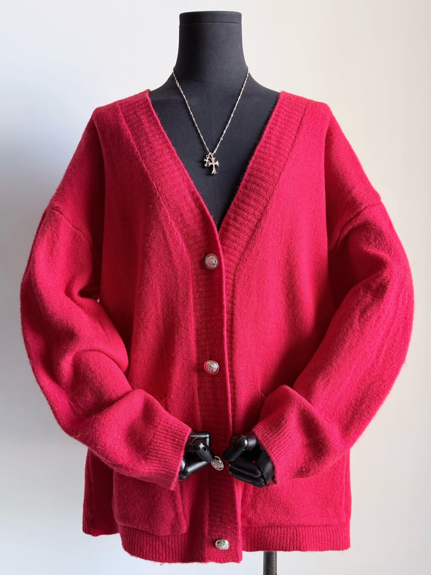 NO:710473,Sharp-eyed fashionistas have identified this red cardigan. Such a bold and recognizable item. CH's design is hard to come by!! The dropped shoulder design is neat and stylish, with a drapey feel. Custom-woven wool material. Soft and washable. It feels great and will not get pricked at all. Sanskrit cross flowers are embroidered on the back with three-dimensional embroidery. Just grab a pair of jeans and have a perfect back. Loose and casual, you can wear it in daily life. It is the kind of red that can be worn anytime, anywhere. Jeans,19860909眼尖的时髦精们认准了这件红色开衫 如此大胆又有辨识度的单品 ch的设计可遇不可求 !! 落肩设计利落有型,富有垂坠感 定织羊毛用料 柔软洗水手感绝佳完全不会扎 背后立体刺刺绣梵文十字花 随便抓条牛仔裤,妥妥的背影杀 宽松休闲日常随意驾驭 是那种随时随地都能穿的红色,,jeans,,Women's clothing