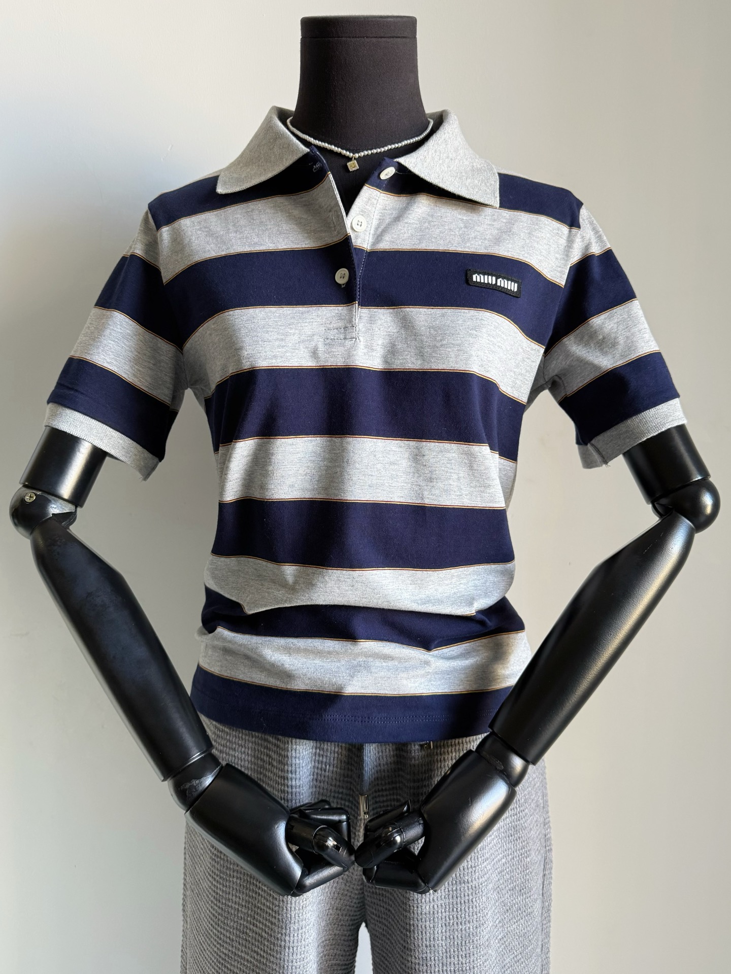 NO:710467,We have bought a lot of early spring items for you. Follow us and buy the best items at the best time. The balance between leisure and vacation is just right. Miu's new season striped college style polo short sleeves have heated up and become a must-have daily tee. Don't worry about selling at all, pay attention to the difference between low-end versions on the market. Pure cotton elastic fabric is skin-friendly and delicate. Front and rear stripes check, small label logo. Classic lapel Polo design.  Chill,,miumiu,T-shirt, whether worn alone or layered,19860909步履不停给你们买了不少的早春 紧跟我们步伐 在最好的时期入手最好的单品. 休闲和度假平衡得刚刚好 miu新一季条纹学院风polo短袖 升温了必收的一件日常tee 完全不愁卖,注意区别市面低版本 纯棉质弹力面料亲肤细腻 前后条纹对格,小标签标识 经典翻领Polo设计 不论单穿还是叠穿都chill,,miumiu,T-shirt,,Women's clothing