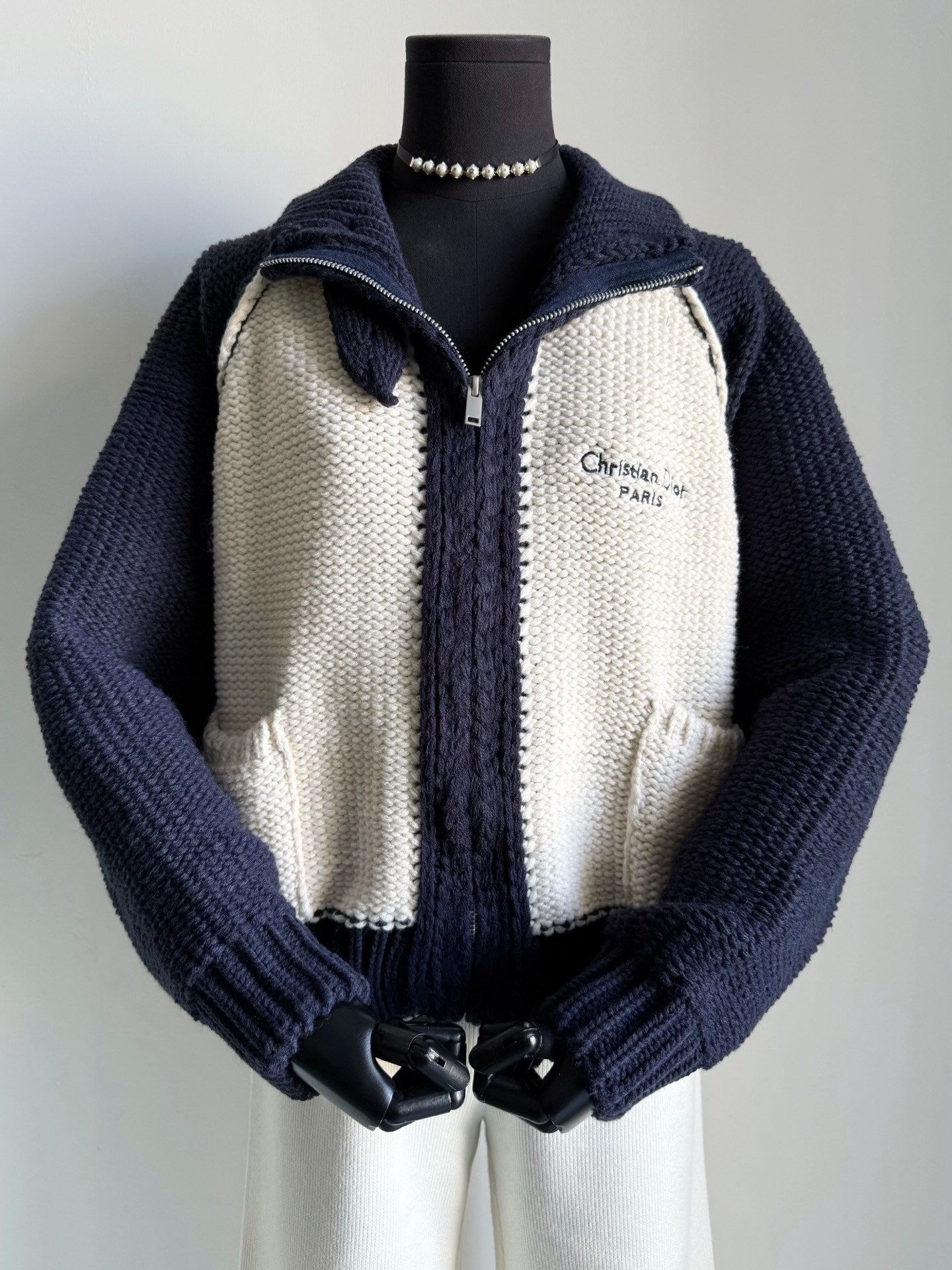 NO:712706,Vintange is a vintage dr that I love for my personal use. I understand the gold content. The more I look at the aesthetically pleasing and exclusive products, the more I fall in love with them ~~ Once you get it, you will know that it is soft and skin-friendly without being prickly at all. The deep navy contrasting color is gentle and off-white. It is simple and casual at the same time. The blend of wool, mulberry, silk and nylon wool has a thick knitted texture and rich layering. It is a treasured item in my heart in terms of design and upper body effect. The lower body is paired with jeans/casual sweatpants.  It's so easy to wear in autumn and winter that I don't want to take it off, highly recommended, jeans,19860909个人私服很爱的vintange中古dr 能懂得都懂含金量 好审美独家好货越看越爱 ~~ 拿到手就知道软糯亲肤一点不扎 深藏蓝撞色温柔米白 简约的同时又休闲百搭. 羊毛桑蚕丝尼龙毛料的混纺 粗针针织纹路,富有层次感 无论是设计还是上身效果 都称得上我心中的宝藏单品 下半身搭配牛仔裤/休闲卫裤 秋冬好穿到不想脱,力荐,,jeans,,Women's clothing