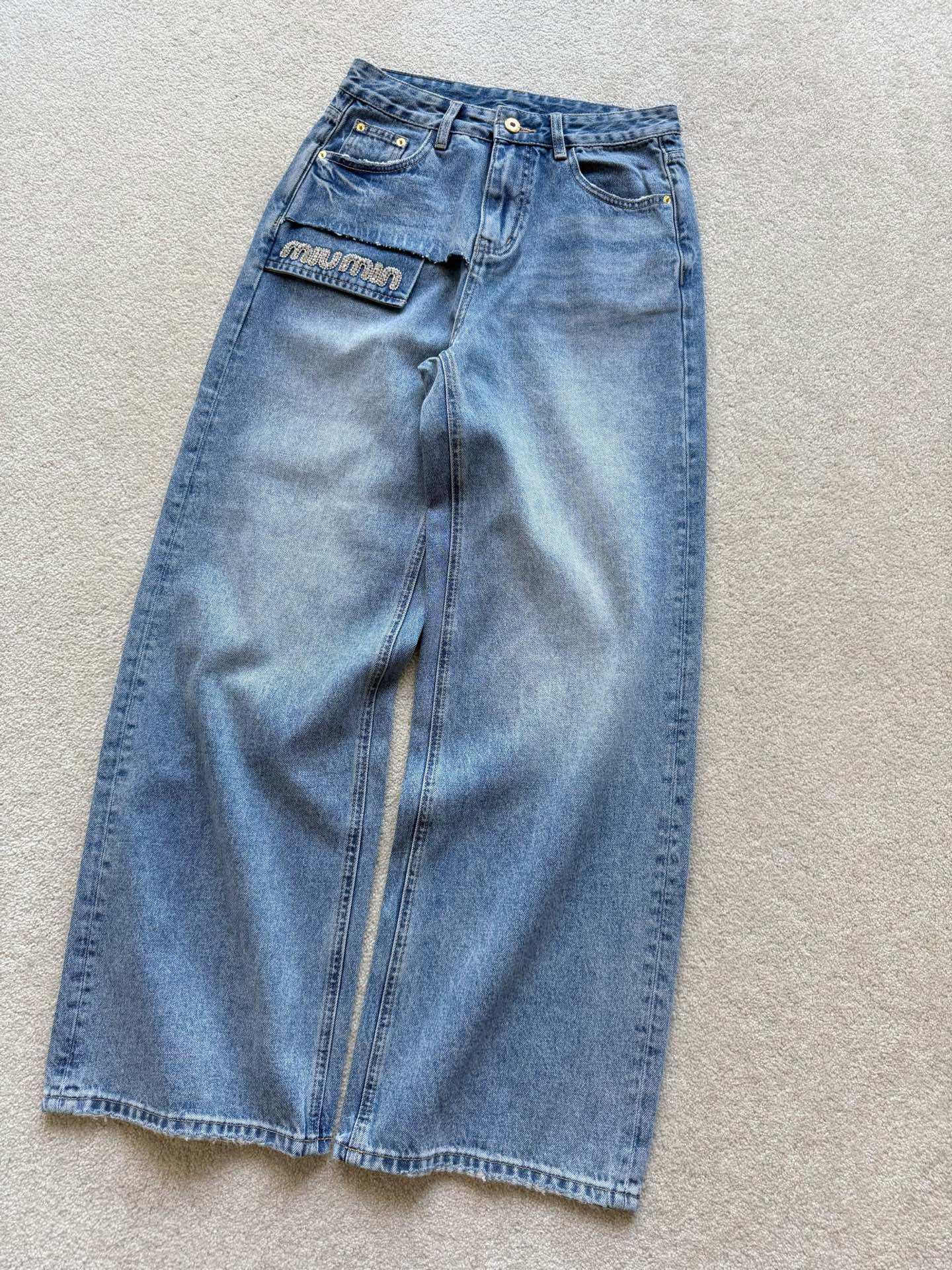 NO:710478,Continue to release my well-known straight-leg jeans. Exquisite casual styles that can be worn in all seasons. It can be said that you can wear it with your eyes closed, and you can’t go wrong. Custom-made high-quality denim cotton. Soft and not stiff all day long. The straight-leg version takes into account the proportion of hiding flesh and beautifying. There are not too many three-dimensional hot-drilled miu details. It is simple and has a little sense of sophistication. It can be worn with a coat/down jacket in autumn and winter or with a short-sleeved shirt in spring and summer.  The first batch of good products are shipped every day, including miumiu, jeans, shirts, T-shirts, down jackets, etc.19860909继续发布我家口碑款直筒牛仔裤 四季可穿的精致休闲款 可以说是闭眼入,不出错 定制高品质牛仔棉 柔软垂坠一天都不生硬 直筒版型兼顾藏肉与美化比例 不多不少的立体烫钻miu细节 简约又有少少的精致感 秋冬无论搭配大衣/羽绒服 还是春夏配衬衫短袖,都可 首批好货齐码入库天天发,,miumiu,jeans,shirts,T-shirt,down jacket,,Women's clothing