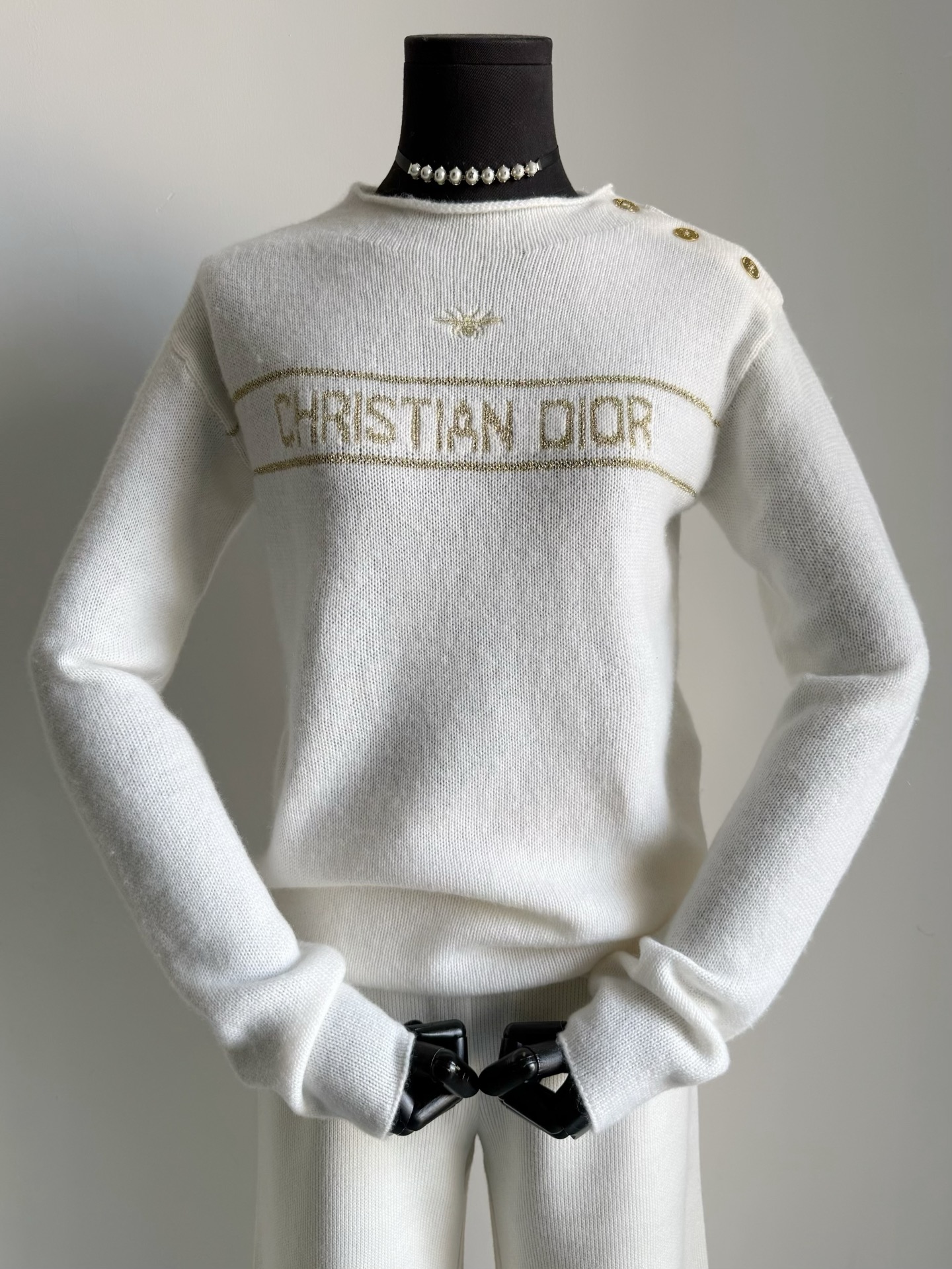 NO:713749,Be careful when dressing at the end of the year, and my favorite piece is the new series of gold butterfly embroidered cashmere sweaters. If you haven’t bought the five-pointed star before, hurry up and get the new style. Personally, I feel that the beauty has reached a new level!! It will protect my fair and rich family’s spring wear. Super gentle rice apricot white cashmere wool is soft and skin-friendly, and will not be tight when worn next to the body. Versatile three-dimensional golden butterflies. Alphabet embroidery technology, including custom-made gold hardware buckles on the oblique shoulders. 360-degree no-dead corners and full of small details.  Hidden private servers, take advantage of the first batch of good goods,,sweaters,19860909年底穿搭小心机,心头爱的一件 新系列金·蝴蝶刺绣羊绒毛衣 以前没买到五角星的赶紧来收新款 个人觉得美出新高度了 !! 替我家白富美们开春穿搭保驾护航 超温柔的米杏白山羊绒毛料 柔软亲肤,贴身穿一点不扎 对版立体金色蝴蝶 字母刺绣工艺 包括斜肩定制的金色五金扣 360度无死角做足了小细节 暗藏的私服,趁首批好货来收,,sweaters,,Women's clothing