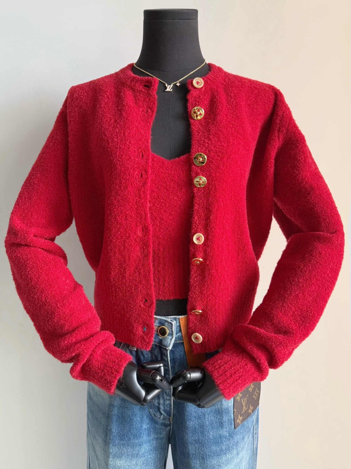 NO:713740,If you only buy one red item during the Chinese New Year, there is no doubt that I recommend this series of 1v!! Note that I buy yb for different colors and styles. This money is a must, so that you can go in and out without stress and withstand the comparison. Comfort, appearance, and high-end are all online. Custom-woven and dyed sheep wool blended nylon + spandex. The right fabric ratio is skin-friendly and feels good. The material selection cost is enough to beat the market. It is not a soft material on the market.  The texture restores its essence. The neckline, hem, cuffs, and ribbed cuffs are durable and will not deform or lose shape. I am tired of talking about yb mold opening heavy industry hardware buttons. Please look for the real photos of my home and don’t make any detours!!,,19860909如果过年只买一件红色单品 毫无疑问我推荐1v这一系列 !! 注意我家不同的颜色和版型都买入yb 这点钱是必须花的 让你们出入无压力经得起对比. 舒适度/颜值/高级感都在线 定织定染绵羊毛混纺锦纶+氨纶 恰到好处的面料配比亲肤又有手感 选料成本就足以吊打市面 不是市面软趴趴的料子 肌理感更是还原其精髓所在. 领口 下摆 袖口 罗纹收口 经久耐穿不变形不走样 yb开模重工五金扣已经说腻了 请认准我家实拍不走弯路 !!,,,Women's clothing