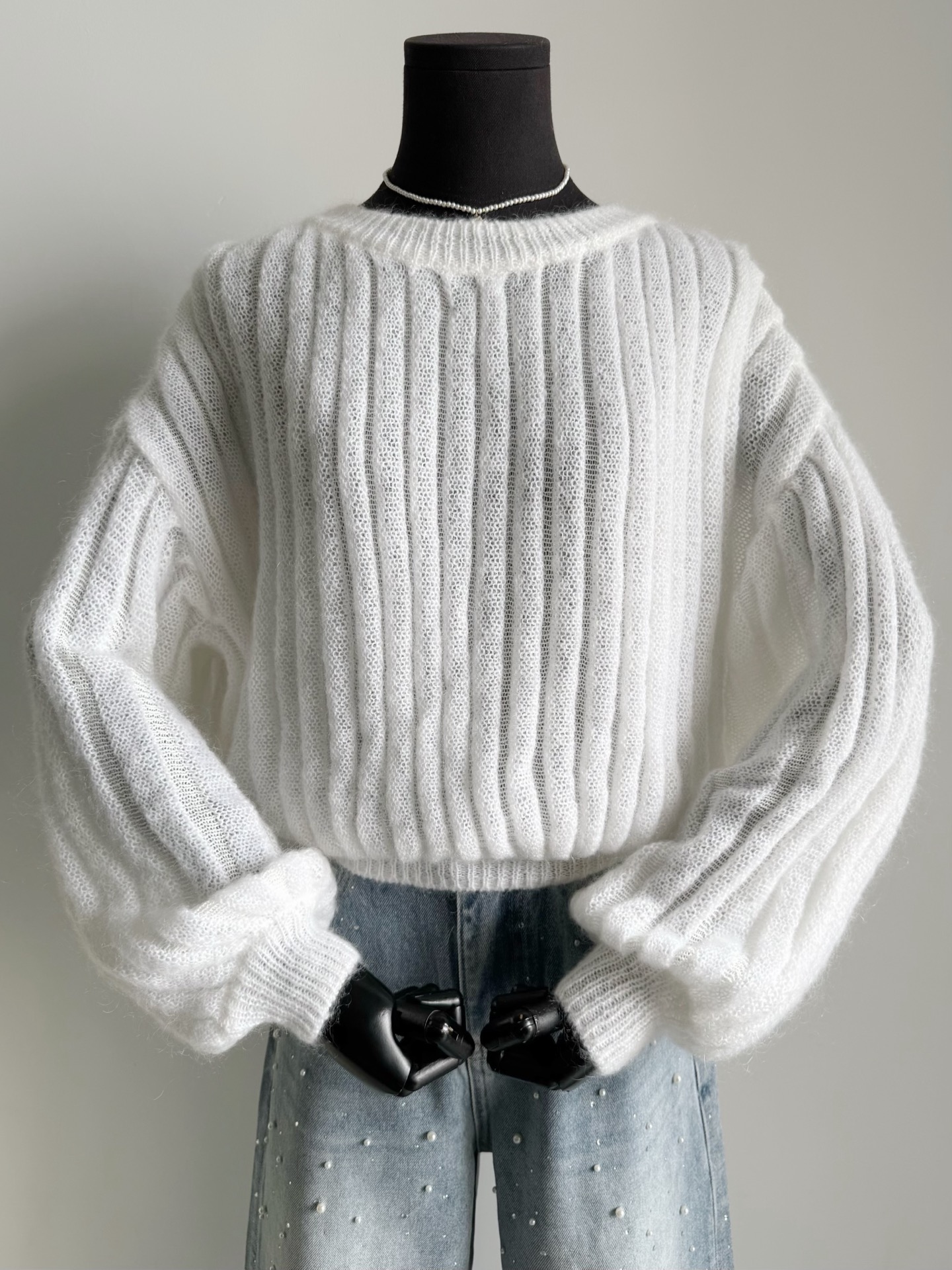 NO:717496,Completely refreshed my understanding of sweaters!! This season, Loew has to accept it. It integrates the low-key aesthetic into daily life and makes me feel happy to return to the millennium ~~ The design is eye-catching. The combination of lantern sleeves and puff sleeves is so cute and interesting. The whole piece is made of custom-woven and dyed mohair + wool. It is blended just right, soft and delicate. It wraps the body as light as a cloud. The hand-brushed texture is superior. The lower body can be paired with a pleated skirt/jeans.  Extra points for daily gatherings and important days, loewe, skirts, jeans, sweaters,19860909完全刷新我对毛衣的认知 !! 这一季loew不得不服 融入日常的低调好审美 让我有种重回千禧年的快乐 ~~ 设计让人眼前一亮 灯笼袖加泡泡袖版型结合 居然如此的可爱又有趣 整件定织定染马海毛+羊毛毛料 混纺得恰到好处,柔软又细腻 如云朵般轻盈包裹着身体 手工磨毛处理质感上上乘 下半身可搭配百褶裙/牛仔裤 日常聚会,重要日子都加分,,loewe,skirts,jeans,sweaters,,Women's clothing