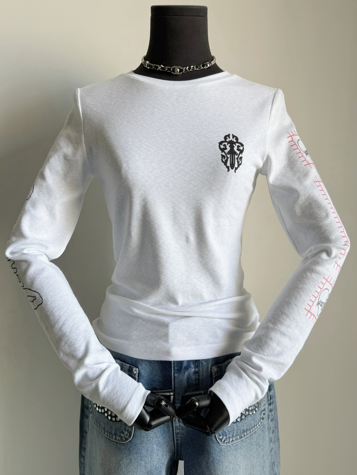 NO:715626,My family's word-of-mouth series of bottoming shirts are always easy to wear. This type of clothing is a must-have item in my wardrobe. It is worth buying one and stocking up on the skin-friendly bottoming. The fabric is made of custom-made textured pure cotton. It is elastic and not easy to deform and lose shape ~ fine Sanskrit prints on the front and back. It is elastic and not easy to break when pulled. There are beautiful girls and letters on both sides of the sleeves. It is cool and sassy, ​​and has a good aesthetic. Black is slimming and white is very common. Whether it is worn inside or alone, it is one of the must-have items this month.19860909我家口碑系列打底衫一向好穿 这种品类衣橱是刚需款 值得买一件再囤一件的亲肤打底. 定制肌理感纯棉买面料 弹力十足不易变形走样 ~ 前后精细的梵文印花 富有弹力拉扯不易崩裂 两边袖子都有美少女加字母点缀 又酷又飒,好审美无疑 黑色显瘦白色很日常 不论内搭还是单穿 都是本月必入的单品之一,,,Women's clothing