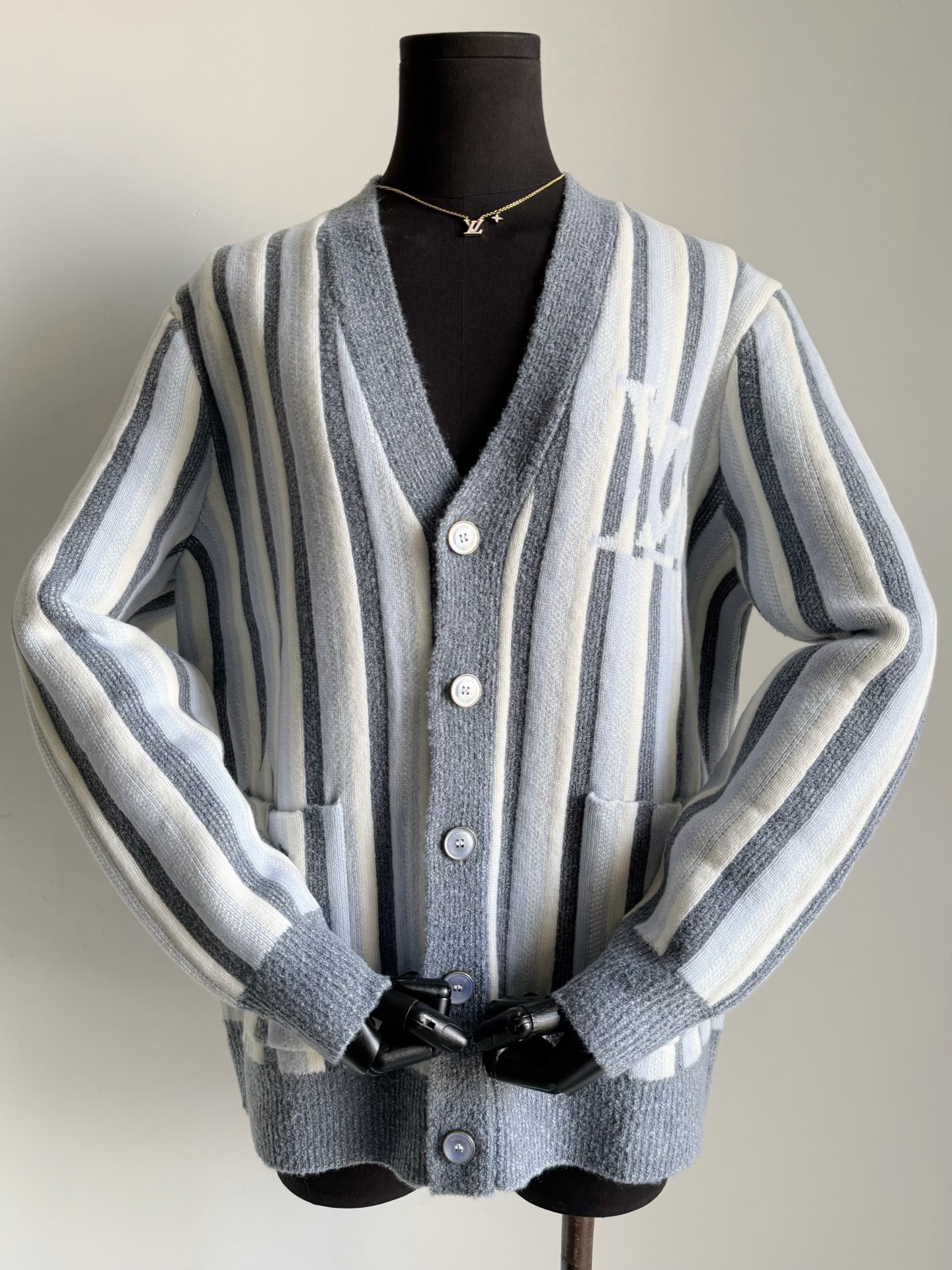 NO:715622,SS26 · New products are released together with the cabinet. Old customers who know the goods have recognized our real-life photos in one step ~ The real thing is far more advanced than the real-life jacket. It is thick and easy to wear, and has a high-end fashion sense. Custom-woven and dyed sheep wool fabric, with matching saturation. After layers of processing, it is soft, comfortable and delicate to the touch. Richly layered three-dimensional weaving of vertical stripes. Accurate positioning of the jacquard four-leaf clover logo. Perfect fit, feel free to compare. Moulded letter logo hardware buckle  Every small detail is drawn in place.,,jackets & coats,19860909SS26·同柜子一起上新 识货的老顾客认准我家实拍一步到位 ~ 实物远远比实拍更高级的外套 厚实好穿,又有高级时髦感 定织定染绵羊毛面料,对版饱和度 经过层层处理之后 柔软舒适且手感细腻 层次丰富的竖条纹立体织造 精准定位提花四叶草logo 完美契合得无可挑剔,随意对比 开模的字母logo五金扣 小细节都逐一刻画到位.,,jackets & coats,,Women's clothing