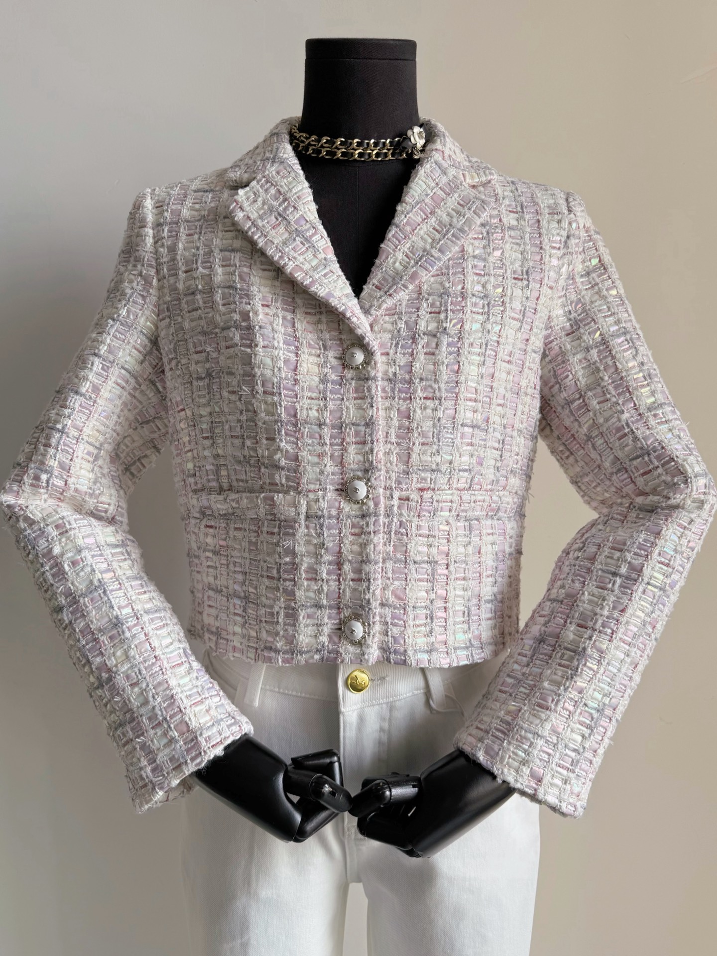 NO:715601,It’s time to add drumsticks to the workers!! Restored with such high quality with such high efficiency, this tweed jacket finally turned in the answer perfectly. Only when you get it can you understand the elegance of the real thing. Real photos can’t show half of the beauty. The final piece for the fragrance girl at the end of the year, a must-have. Rich in customization, multi-fabric blended pink tweed. Personally think it is the most beautiful fabric this year. The whole piece is exquisitely three-dimensional tailoring with stitching panels, open molded hardware buckles, and jacquard logo lining.  The upper body looks like the upstart fairy herself. Excellent value for money. It can be used for various occasions at the end of the year. It combines elegance/nobility/nobility. Jackets & coats,19860909给工人们加鸡腿的时刻来了 !! 如此高效率还原如此高品质 这件粗花呢外套总算完美交出答卷 实物的仙贵气只有拿到手才懂 实拍完全展现不了一半的美 香女孩年底收官之作,必入的 定制层次丰富,多面料混纺粉色粗花呢 个人觉得是今年zui美的一个面料. 整件精工立体剪裁缝盘对格 开模五金扣,提花logo内衬 一上身就是新贵仙女本人 物超所值,年底出入各种场合都可 将优雅/贵气/高贵聚集到了一身,,jackets & coats,,Women's clothing