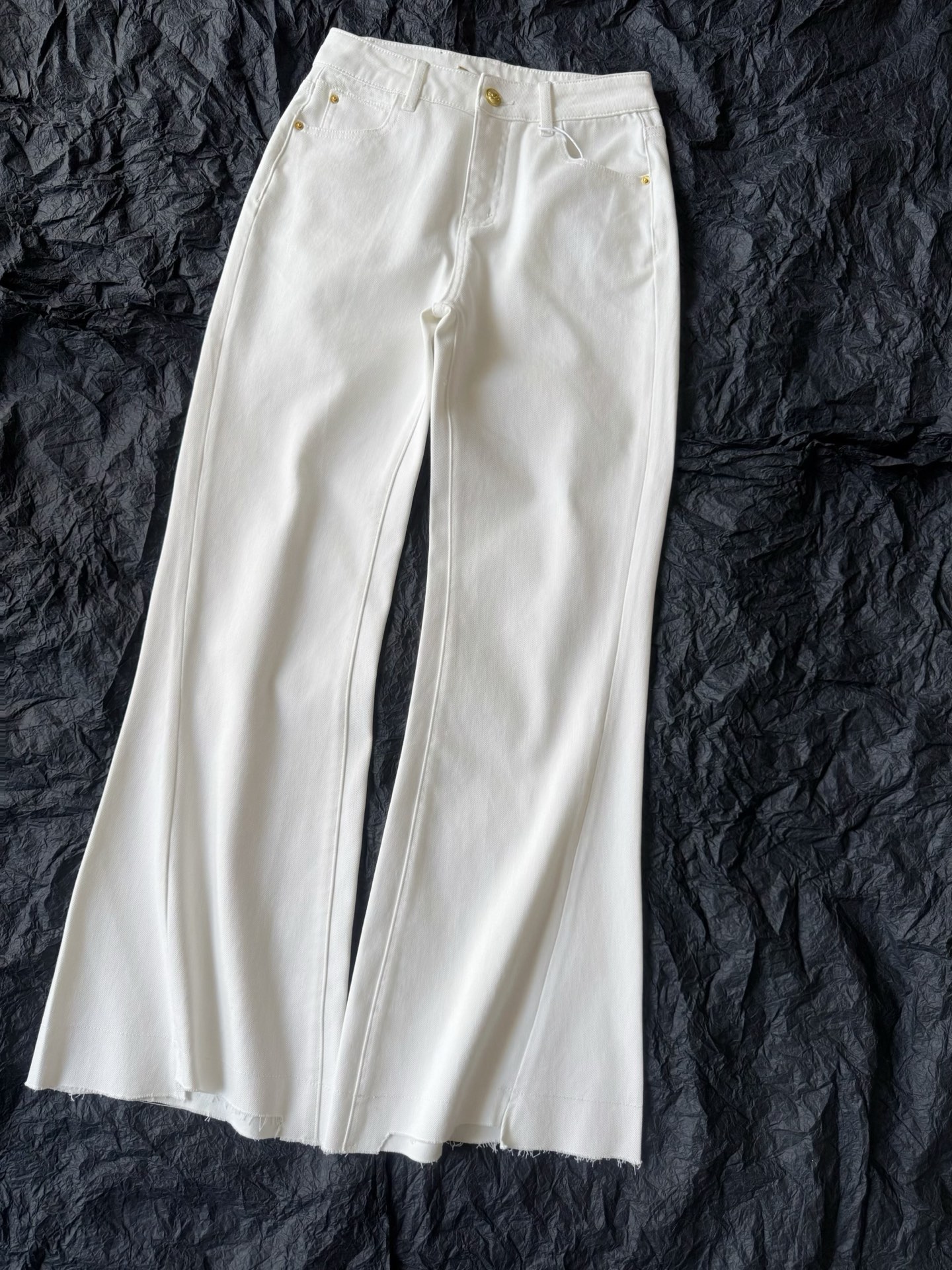 NO:715970,We will continue to release the exclusive trousers of the word-of-mouth series. The shape of the trousers is undoubtedly good. We recommend that you boldly buy it and try it on in many ways to feel our efforts. The right boot-cut beautification ratio is completely different from the boot-cut pants on the market. High-weight denim with elasticity. Three-dimensional tailoring with medium and high waist, comfortable and not stuck in the crotch. Irregular cut of the trouser legs. Beautify the proportions and be elegant at the same time.19860909继续发布口碑系列独家神裤 裤型毋庸置疑的好 推荐各位大胆入手,多方面试穿 才能感受到我们的用心 恰到好处的微喇裤型美化比例 和市面上的微喇天壤之别 高克重牛仔棉带有弹力 立体剪裁中高腰,舒适不卡裆 裤脚不规则剪裁 美化比例的同时优雅自若 ~~ 米白色可搭配一切上衣 裤型身材的顾客速度趁现货收,,,Women's clothing
