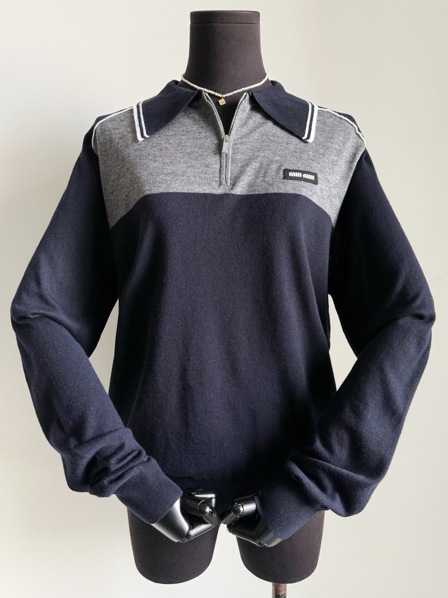 NO:715964,Miu is being shipped out in early spring. Those who buy it out of season are smart people ~~ It should not be underestimated. It is expensive to produce. It continues the practical wear principle of daily casual sports and meets the needs of various occasions in life. Custom-woven and dyed 62 mulberry silk and 38 cotton wool. It is skin-friendly and delicate, suitable for close-fitting wear. It is softer and more comfortable than previous sweaters. The half-zip splicing design is classic and stunning. People of different ages wear it and have their own styles.,miumiu,sweaters,19860909早春miu陆续出货中 反季节入手的才是聪明人 ~~ 不可小觑,制作成本高昂的一件 延续日常休闲运动实穿主义 满足生活中多种场合穿搭需要. 定织定染62桑蚕丝38棉 毛料 亲肤细腻,适合贴身穿 比以往的毛衣都更加柔软舒适 半拉链拼接设计经典又惊艳 不同年龄层次的人穿,都有自己风格,,miumiu,sweaters,,Women's clothing