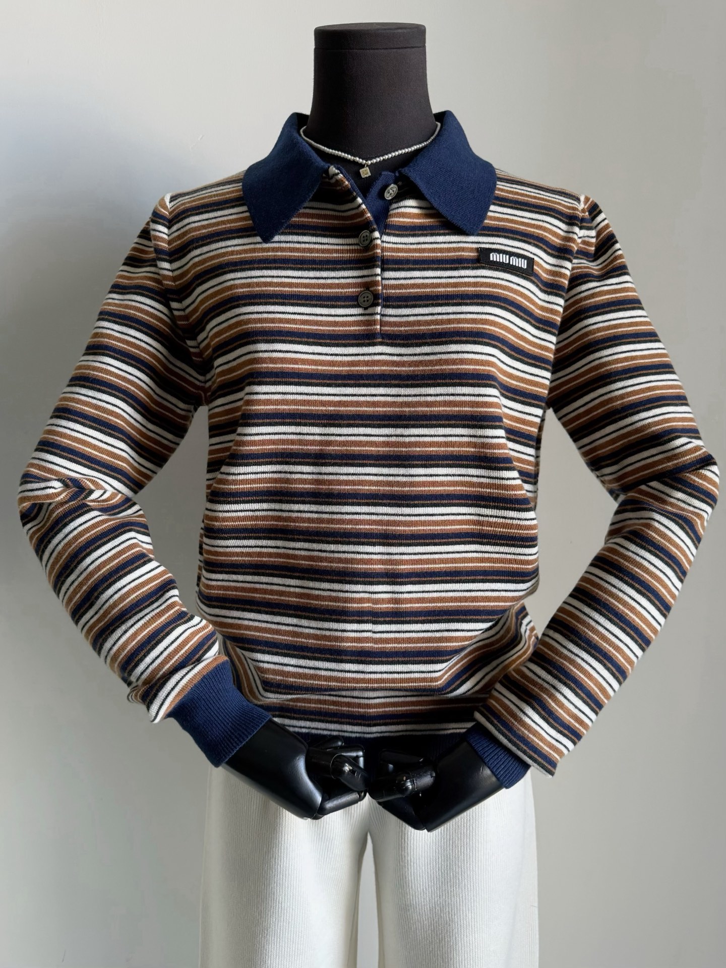 NO:716302,Miu·ss26's early spring item struck a chord in my aesthetic. American retro fashion style, it is a polo sweater that I often wear every day ~~ Custom-woven and dyed sheep wool, a variety of wool materials with matching colors, and contrasting stripes are just right. After soft washing, it is skin-friendly and delicate. It is comfortable and comfortable to wear close-fitting. Precise stitching plaid alignment on the front and back. The front-shoulder H-shaped lapel design shows the spirit of the upper body without stretching the crotch. Daily or commuting.  This kind of sweaters gives people a good aesthetic feeling,,miumiu,sweaters,19860909miu·ss26早春戳中我审美的一件 美式复古时髦风 是日常会经常穿到的polo毛衣 ~~ 定织定染绵羊毛毛料 多种毛料对色,撞色条纹恰到好处 经过柔软洗水之后亲肤细腻 贴身穿无拘无束,舒适度拉满 前后精准拼接格纹对位 正肩H版型翻领设计 上身彰显精气神完全不拉胯. 日常或者通勤 这种毛衣都给人审美好好的感觉,,miumiu,sweaters,,Women's clothing