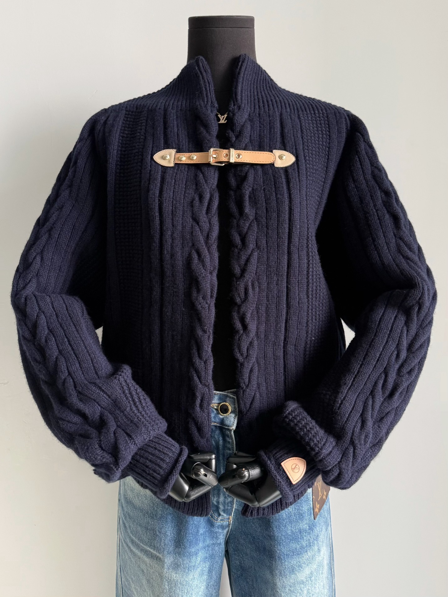 NO:716313,It looks simple and high-end, but the real thing is extremely heavy. The details of V's top luxury knitted items are the soul!! The 26 spring and summer limited series is difficult to buy. If you go to the cabinet for yourself, you will know how difficult it is to buy. Look for the real photos of my home and get it right in one step. Custom-woven and dyed soft and comfortable sheep wool, deep navy blue, thick and feel. Three-dimensional tailoring and weaving of very complex patterns. It took dozens of yb adjustments to achieve the effect. Every texture you see is positioned and processed.  This piece also has a lot of hardware, and the genuine leather labels, including the small leather cuff badge labels, are all standard equipment in my house, no doubt.19860909看着简约高级,实物异常重1V顶奢针织单品细节才是灵魂 !! 26春夏限定系列很难买 自己去柜子逛下就知道有多难买 认准我家实拍一步到位. 定织定染柔软舒适绵羊毛毛料 深藏蓝,厚实又有手感 立体剪裁织造很复杂的版型 对照了yb调整数十次才达到效果 你所见到的每一处纹路都定位处理 这一件五金也很多,真皮皮标 包括袖口小徽章皮标 都是我家基础标配,毋庸置疑,,,Women's clothing