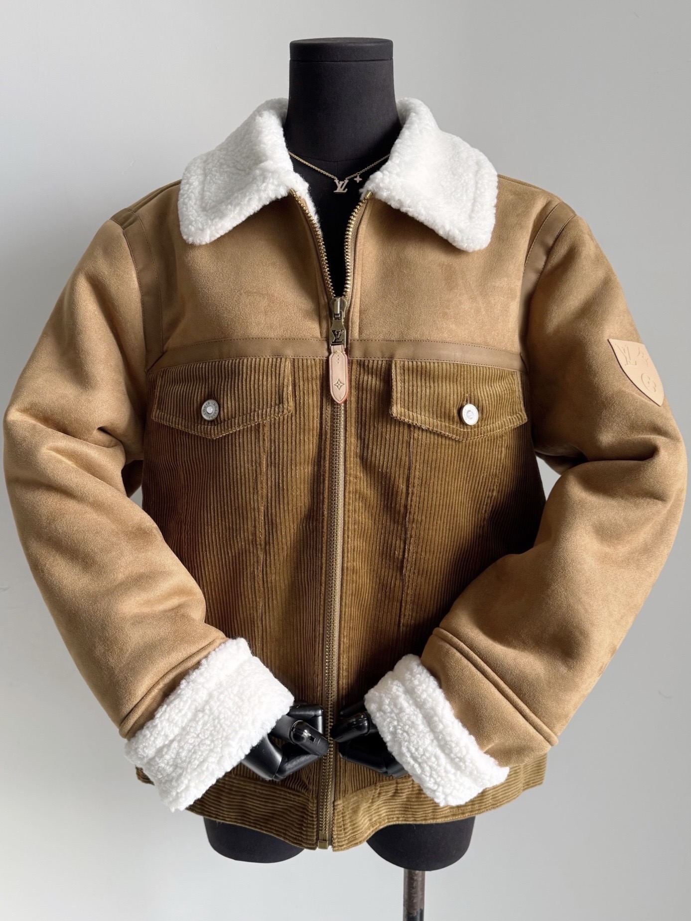 NO:716319,1v·vip limited edition men's clothing is a real profit. This style is also outstanding for girls. Casual and fashionable, the end of the year is full of focus!! It has just the right balance between leisure and elegance. It is worthy of being a jacket that everyone is grabbing. Customized high-quality corduroy fabric with cotton lining. It feels comfortable and convenient for daily care and maintenance. The lambswool lapel zipper design is full of youthful feeling. It is the kind of item that can be worn fashionably with just a pair of jeans ~~ Customized multiple leather logos  The wiring and pattern details are all in place. Craftsmanship. A small amount will be available at the end of the year. Jeans, jackets & coats,198609091v·vip限定男装入手就是赚到 这一款女生穿也照样出挑 休闲时髦年底焦点满满 !! 休闲与贵气平衡得刚刚好 不愧是人人都在抢的一件外套 定制高品质灯芯绒面料,内里夹棉 手感舒适也方便日常打理维护 羊羔毛翻领拉链设计,少年感十足 是那种随便抓条牛仔裤 都能穿得很时髦的单品 ~~ 定制多处皮标logo 走线和版型细节处理都到位 匠心出品,年底少量现货出,,jeans,jackets & coats,,Women's clothing