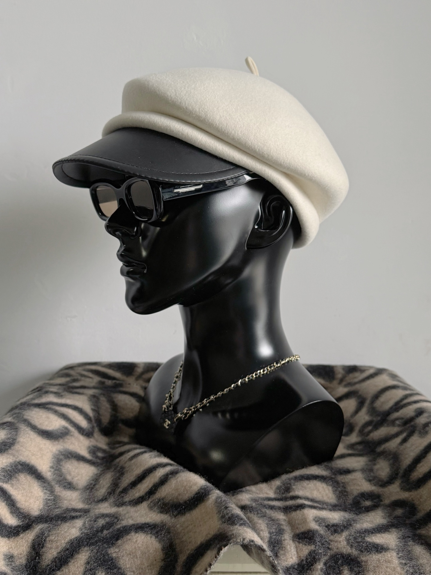 NO:716702,The boss lady highly recommends it!! Buy it and you will get a profit. This woolen newsboy hat is neither ordinary nor common. It is different from the previous hats. It is very exquisite in tailoring. Needless to say, it is expensive at first sight!! Customized high-quality woolen woolen fabric, smooth and delicate, with a texture visible to the naked eye. Experienced masters cut the hat three-dimensionally. Irregular details have been adjusted many times, including the spliced ​​leather brim. All are perfectly cured by quality control and detail control,,hats,19860909老板娘力荐 !!买到就是赚到 绝不普通也绝不常见的毛呢报童帽 区别于以往的帽子 它的剪裁方面就非常考究 一眼显贵无需多言 !! 定制高品质羊毛毛呢面料 平整细腻,肉眼可见的肌理感 富有经验的老师傅立体剪裁帽型 不规则的细节多次调整 包括拼接的皮质帽檐 都完美治愈品质控细节控,,hats,,Women's clothing