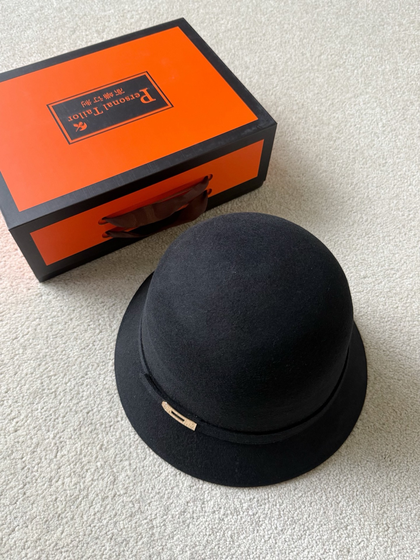 NO:716725,A new production line that insists on upgrading at the end of the year. Top-quality autumn and winter woolen pot hats are highly requested by my regular customers. The intuitive effect of a good hat can be felt when you put it on. Even if you already own one, I recommend buying another one for comparison. Custom-made high-quality woolen fabrics. The surface is even and smooth. The hat shape is 360 degrees and clean. A pony buckle hardware embellishment is enough to identify the identity, no more, no less.  It has both matching and warmth in autumn and winter!!,,hermes,hats,19860909年底坚持升级的全新生产线 顶级品质秋冬毛呢盆栽帽 是我老顾客呼声极高,特别要求的 好的帽子戴上就能感受的直观效果 爱马S低调老钱盆栽帽 即使你已经拥有一顶 也推荐再入一顶我家的对比. 定制高品质羊毛毛呢面料 表面均匀光滑平整 帽型是360无死角干净利落 一个小马扣五金点缀 足以是身份的标识,不多不少 秋冬既有搭配性也有保暖度喔 !!,,hermes,hats,,Women's clothing