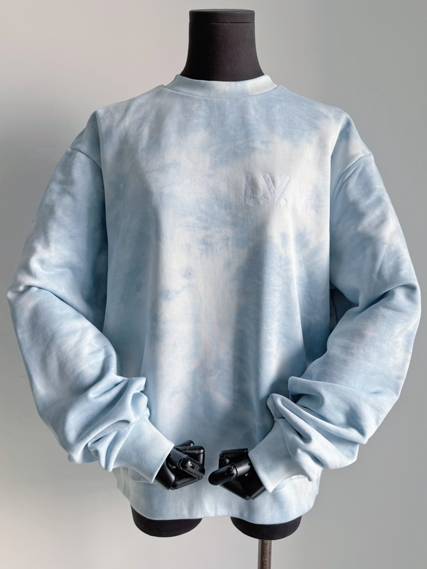 NO:717062,It’s rare to be so excited about a sweatshirt, 1v magnifies the sky blue tone tie-dye series. This sweatshirt seems to wear the blue sky and white clouds on the body ~ high-quality and practical to wear. Selected 100 high-quality coil pure cotton fabrics are durable and easy to take care of in daily life. The round neck and off-shoulder version can be worn by both men and women. The unique three-needle rice grain embroidery restoration process. My tie-dye + whitening process is strictly followed by yb. The visual effect is truly indistinguishable.  The first batch of good products from the year before are in full size, hoodie, sweatshirts,19860909很少为一件卫衣如此心动,1v放大招 天空蓝色调扎染系列 这件卫衣仿佛把蓝天白云穿在身上 ~ 高颜值又有实穿性 甄选100优质线圈纯棉面料 经久耐穿,日常也方便打理 圆领落肩版型男女皆可穿 特有的三针米粒刺绣还原工艺 我家扎染+泛白的工艺都谨遵yb 视觉效果真正做到无差别 年前首批好货全码入库,,hoodie,sweatshirts,,Women's clothing