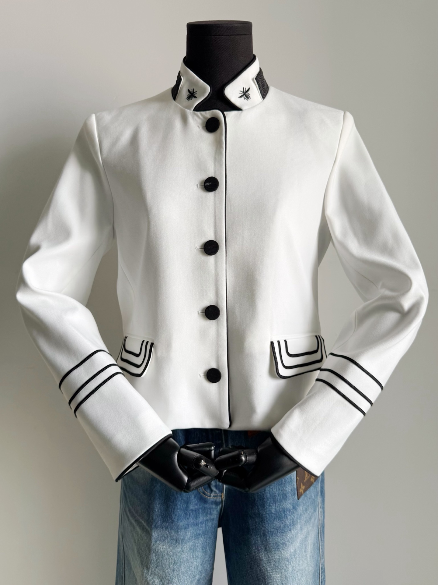 NO:717392,France·Dr26's new early spring Cruise vacation series. We have both stand-up collar and lapel styles in this series. Two different styles to meet different dressing needs. Whether it is a version or two styles, they are worthy of wardrobe storage. Customized 70 sheep wool and 30 mohair suit fabrics are rich in twill texture and have an excellent feel. The lining is solid 100 mulberry silk. It is silky, skin-friendly, breathable and classy ~~ I will not play copywriting with you in terms of tailoring.  Please try it boldly. You will understand the value of our famous masters.,,business suit,19860909法国·Dr26早春Cruise度假系列新款 该系列立领款,翻领款我们都入 两种不一样的风格满足不同穿搭需要. 无论是版型还是做两个款都值得衣橱收纳 定制70绵羊毛30马海毛西装面料 富有斜纹肌理感,手感极佳 内里实打实100桑蚕丝内衬 丝滑亲肤透气又有档次 ~~ 剪裁这方面我不跟你们玩文案 请各位大胆尝试 上身就懂我们家大厂师傅的含金量.,,business suit,,Women's clothing