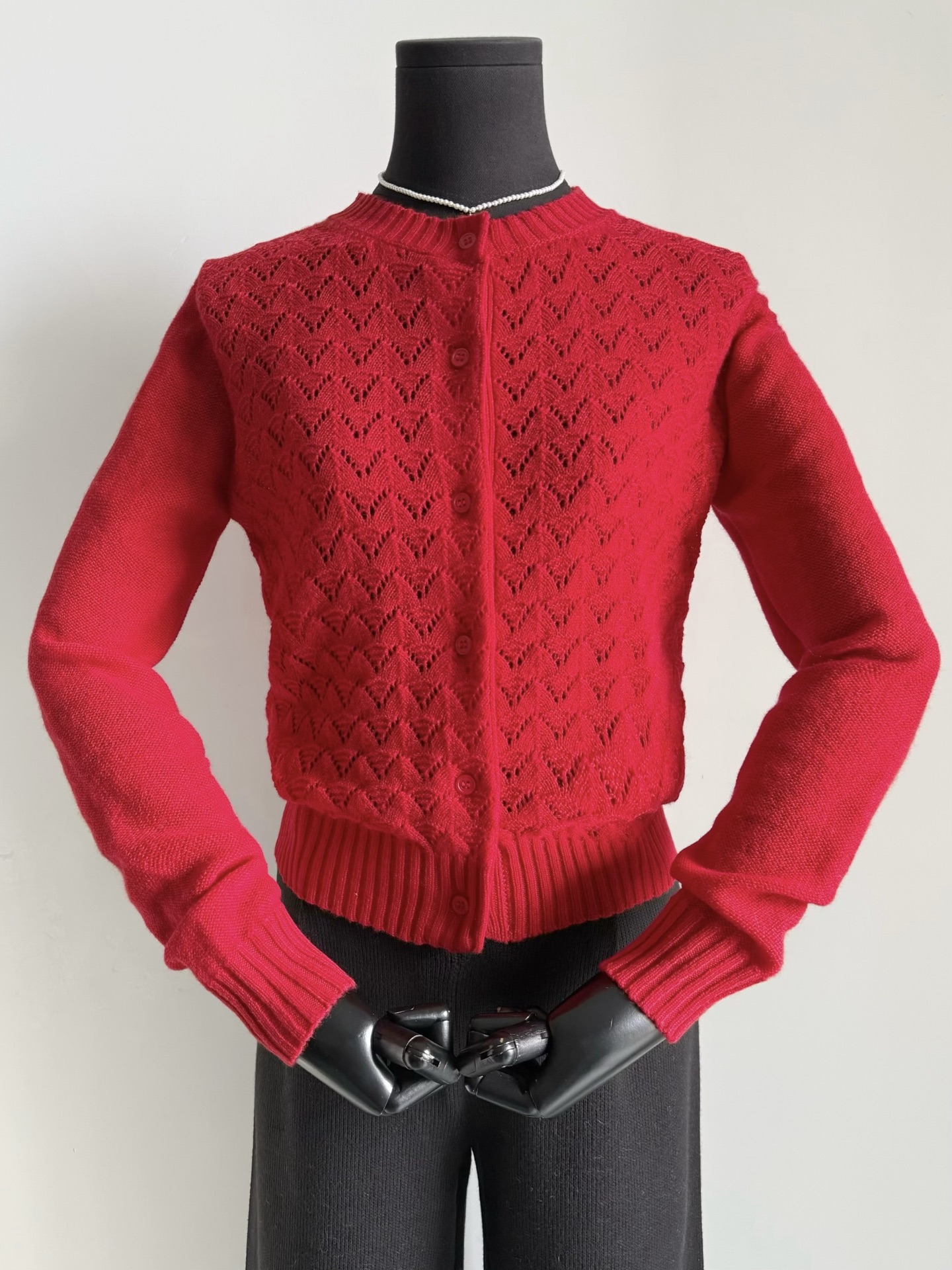 NO:717383,Wear new clothes in the New Year, get them first and share them with VIPs. This miu shirt is so hard to buy. I looked for several sas before I got it. Everyone has the same vision. In addition to satisfying the New Year atmosphere, it is not embarrassing at all and can be worn daily easily. Custom-woven and dyed ultra-fine cashmere wool. The hollow weaving of imported machines is very sophisticated. It is soft and skin-friendly and has great elasticity. The layer-by-layer effect is just right.  We also have the same series of short-sleeved polo shirts~~,,miumiu,T-shirt,19860909新年穿新衣,抢先入手和vip一起共享 miu这件小衫好难买 找了好几个sa才拿到yb 大家的眼光都很一致. 除了满足过年氛围感之外 日常穿它也一点不尴尬,轻松自如 定织定染极细山羊绒毛料 进口机器镂空织造非常考究 柔软亲肤的同时弹力也极大 层层效果处理恰到好处 同系列短袖polo衫我们也出了~~,,miumiu,T-shirt,,Women's clothing