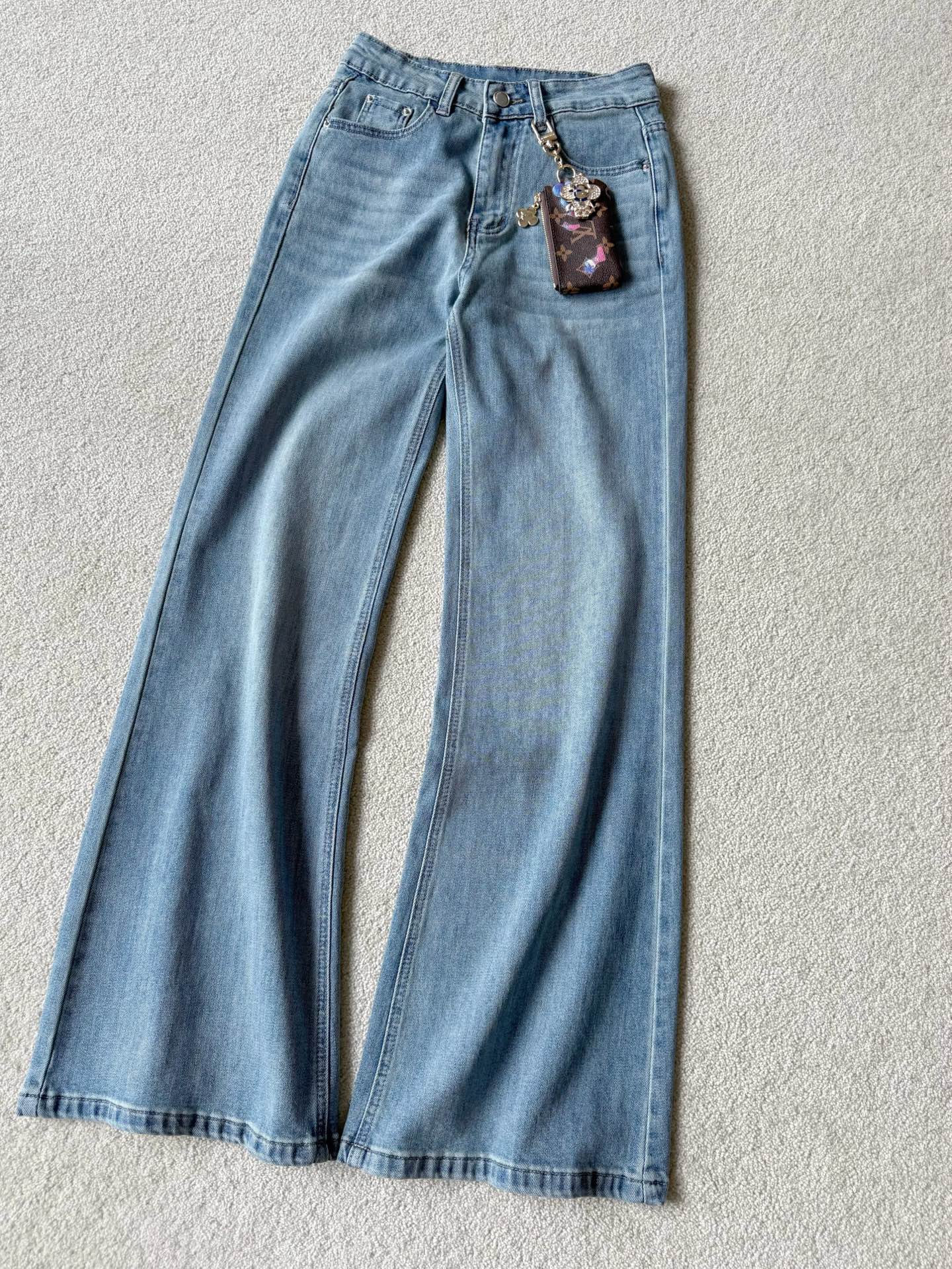 NO:729687,Big gift at the end of the year, my own boutique jeans, come on!!! The slim and slightly flared trousers that don’t need me to say anything. The design this time won my heart. The simple and elegant trousers without logo come with a delicate four-leaf clover pendant and a presbyopia bag. The cost of these accessories is not cheap, and everyone who has bought them knows it~ Customized high-quality denim cotton with slight elasticity. The thickness is suitable for all seasons. The light blue distressed wash that goes well with it is very practical and re-wearable.  !!,,jeans,19860909年底巨献,自留的精品牛仔裤 来来来来啦 !!! 无需我多言的显瘦微喇裤型 这一次的设计深得我心 简约大气的无logo裤身 配送精致的四叶草挂坠和老花小包 这个配饰成本都不低,买过的都懂 ~ 定制优质牛仔棉,带有微微弹力 厚度适中四季皆可 很好搭的浅蓝色做旧洗水 实用性和复穿频率都极高 !!,,jeans,,Women's clothing