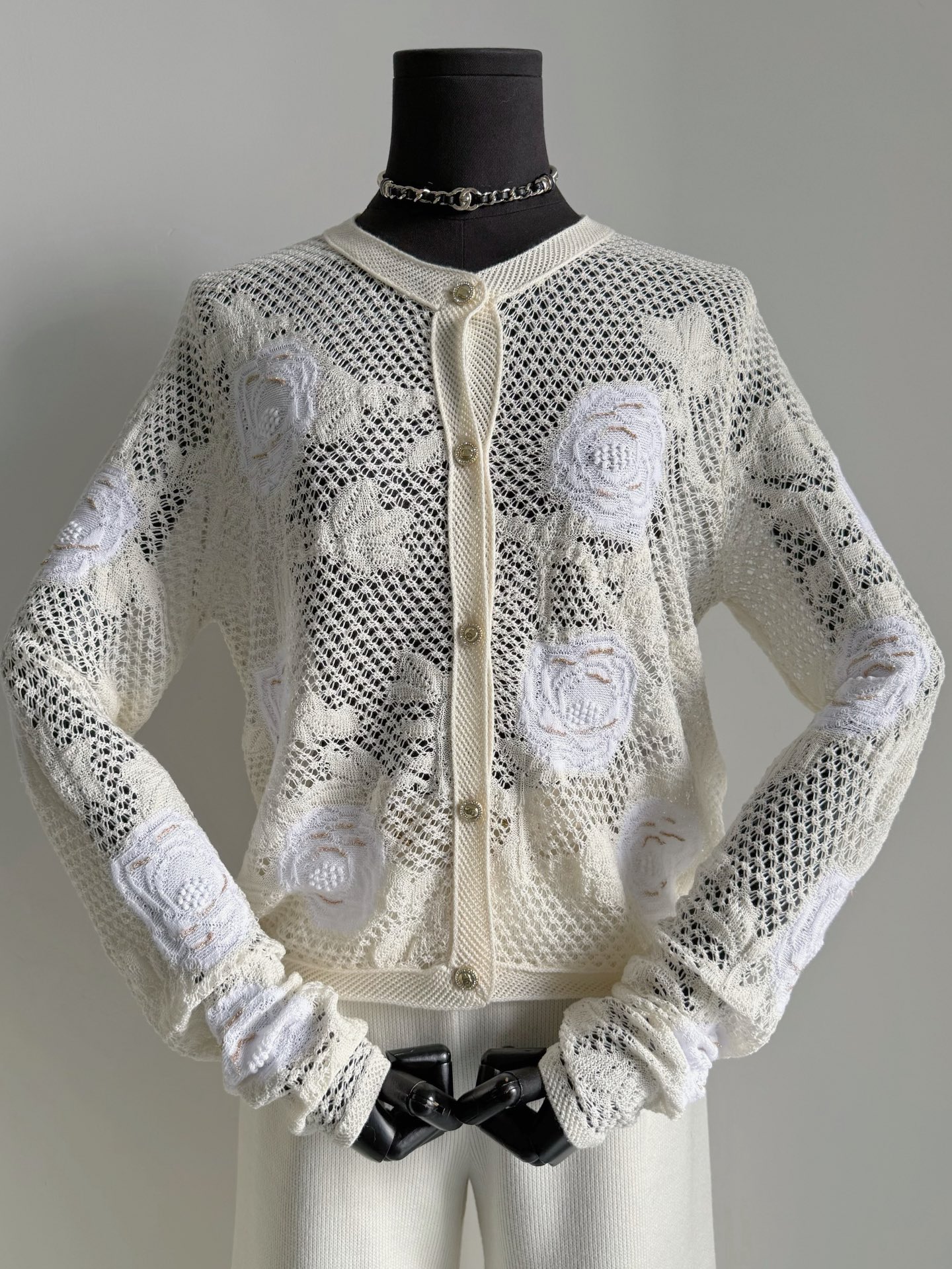 NO:729666,I declare that all perfume wardrobes must buy this beautiful and exquisite shirt. I personally think it is the final collection of 25 pieces!! You can use this piece in spring, summer, autumn and winter. Be sure to buy it from our yb, and do not take any detours. It is custom-woven and dyed 56 cotton blended 38 silk, which is expensive. It is also interspersed with golden embroidery thread. Each camellia is carefully woven to restore its texture and layering. The hollow weaving method of the entire piece is completed by imported machines.  Details including the mold opening hardware are all standard in my home, please appreciate them, real silk,19860909我宣布所有的香粉衣橱 都要入手这一件绝美精致的小衫 个人觉得是25收官之作收藏级别 !! 春夏秋冬皆可用到这一件 认准我们yb购入,不走弯路 定织定染56棉混纺38真丝,成本高昂 其中还穿插了金色绣线 每一朵山茶花都是精心勾织 还原了其纹路和层次感. 整件的镂空织法都由进口机器完成 包括开模五金这些细节 都是我家基础标配,请鉴赏,,real silk,,Women's clothing