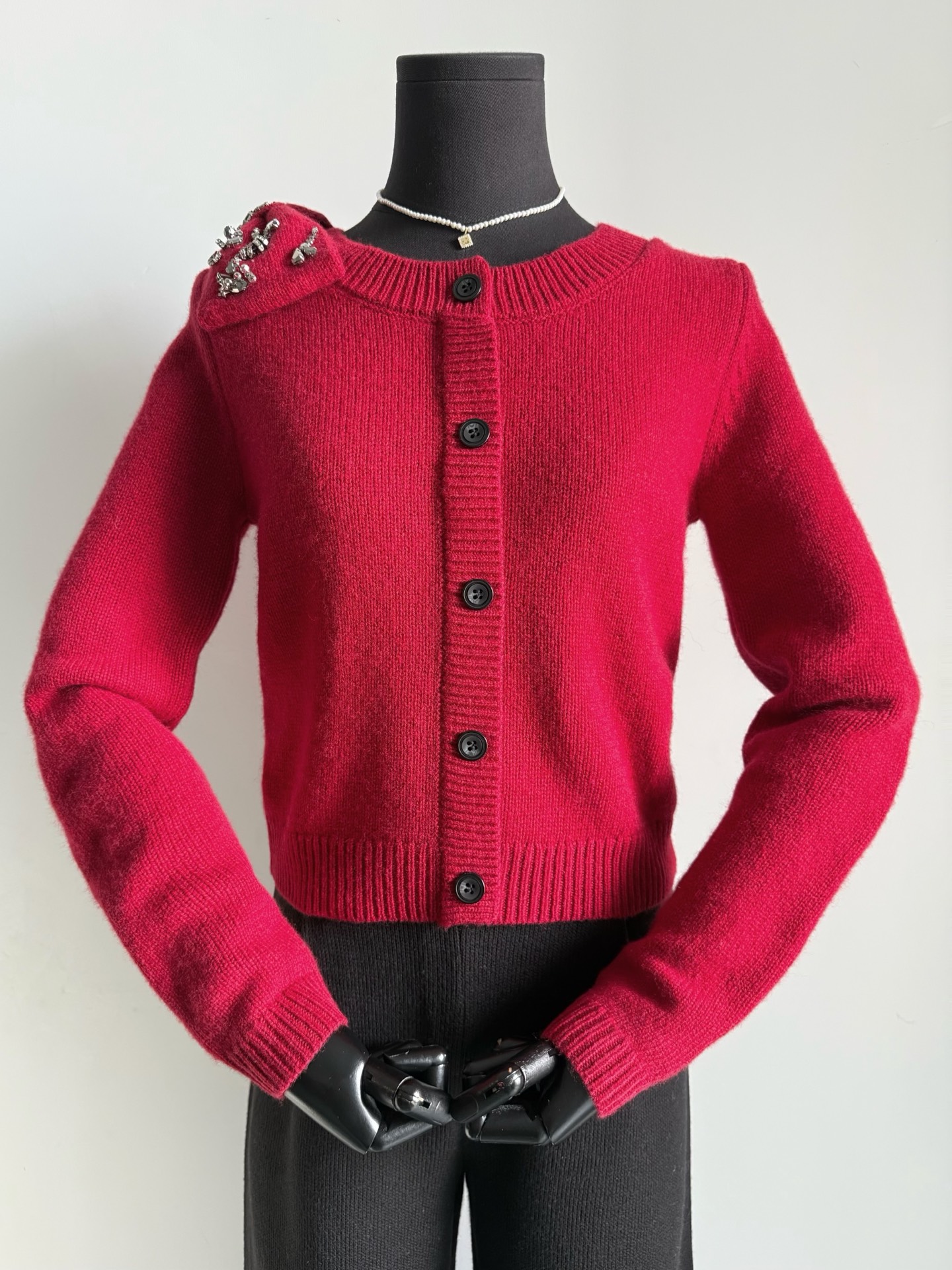 NO:730773,I just need a red sweater at the end of the year, it is the ceiling Zhuoya certified by Zhao Lusi. It blends into the daily rich atmosphere and is perfect~~ Custom-woven and dyed sheep wool, soft and skin-friendly, can be worn close to the body without pressure. The three-dimensional woven full bow is not the light and fluttering version on the market. It is purely hand-sewn with imported diamonds and beads. It is time-consuming and labor-intensive, but the details are raised to a higher level. The red element is a must at the end of the year. This one is also quite beautiful for daily wear,,sweaters,19860909年底刚需红毛衣,它是天花板 赵露思认证的卓雅 融入日常的千金氛围感拿捏ss的 ~~ 定织定染绵羊毛毛料,柔软亲肤 可贴身穿无压力 立体织造饱满蝴蝶结 不是市面上轻飘飘的版本. 纯手工缝制进口奥钻加串珠 耗时耗力但细节拔高了一个档 年底红色元素是刚需 这一款日常穿也是相当美腻,,sweaters,,Women's clothing