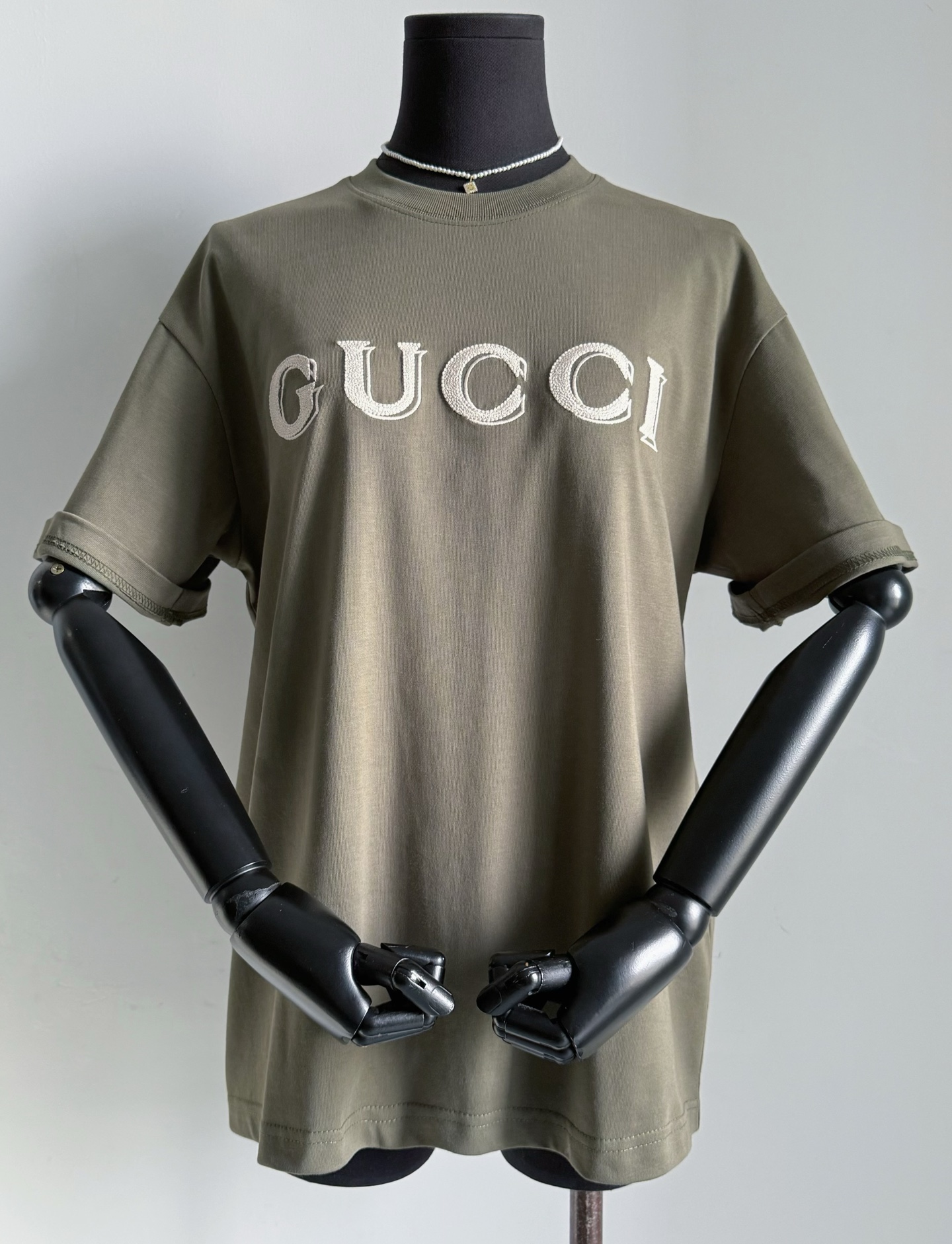 NO:730761,The color palette of the olive green tee GG, which is fashionable in early spring, is still so stable and textured. It is a green that looks very good in real life. Simple letter embroidery design, practical wear. Customized forest green pure cotton fabric. The weight of the fabric is medium to heavy, ensuring a good sense of stiffness and drape~~ Pay attention to the double craftsmanship of tatami and rice grain stitch hemming on the chest. This double embroidery of filling and outline is the essence of this series!! We also produce sweatshirts of the same series.  Look for the right version and spend a little money to accomplish big things,,hoodie,sweatshirts,19860909属于早春时髦精的橄榄绿tee GG的调色盘依旧如此稳妥有质感 实物非常好看的一个绿 简约字母刺绣设计,实穿主义 定制森林绿纯棉面料 面料克重属于中等偏重磅 确保了良好的挺括感和垂坠性~~ 注意胸前榻榻米加米粒针包边双工艺 这种填充与勾勒的双重刺绣 是这个系列的精髓所在 !! 同系列卫衣我们也出 认准版本花小钱办大事,,hoodie,sweatshirts,,Women's clothing